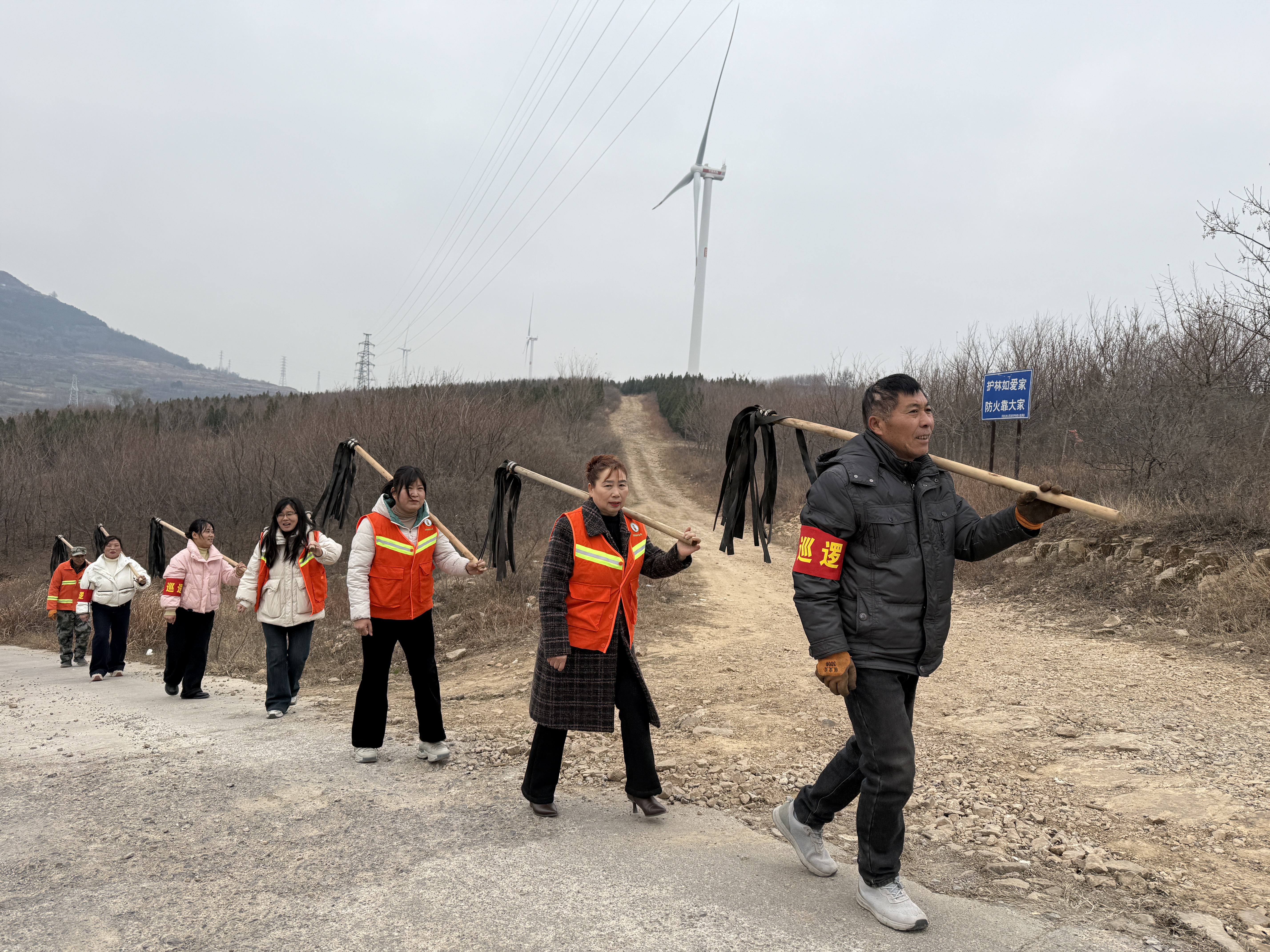 宝丰县李庄乡 把住路 管住火 守好山林安全关