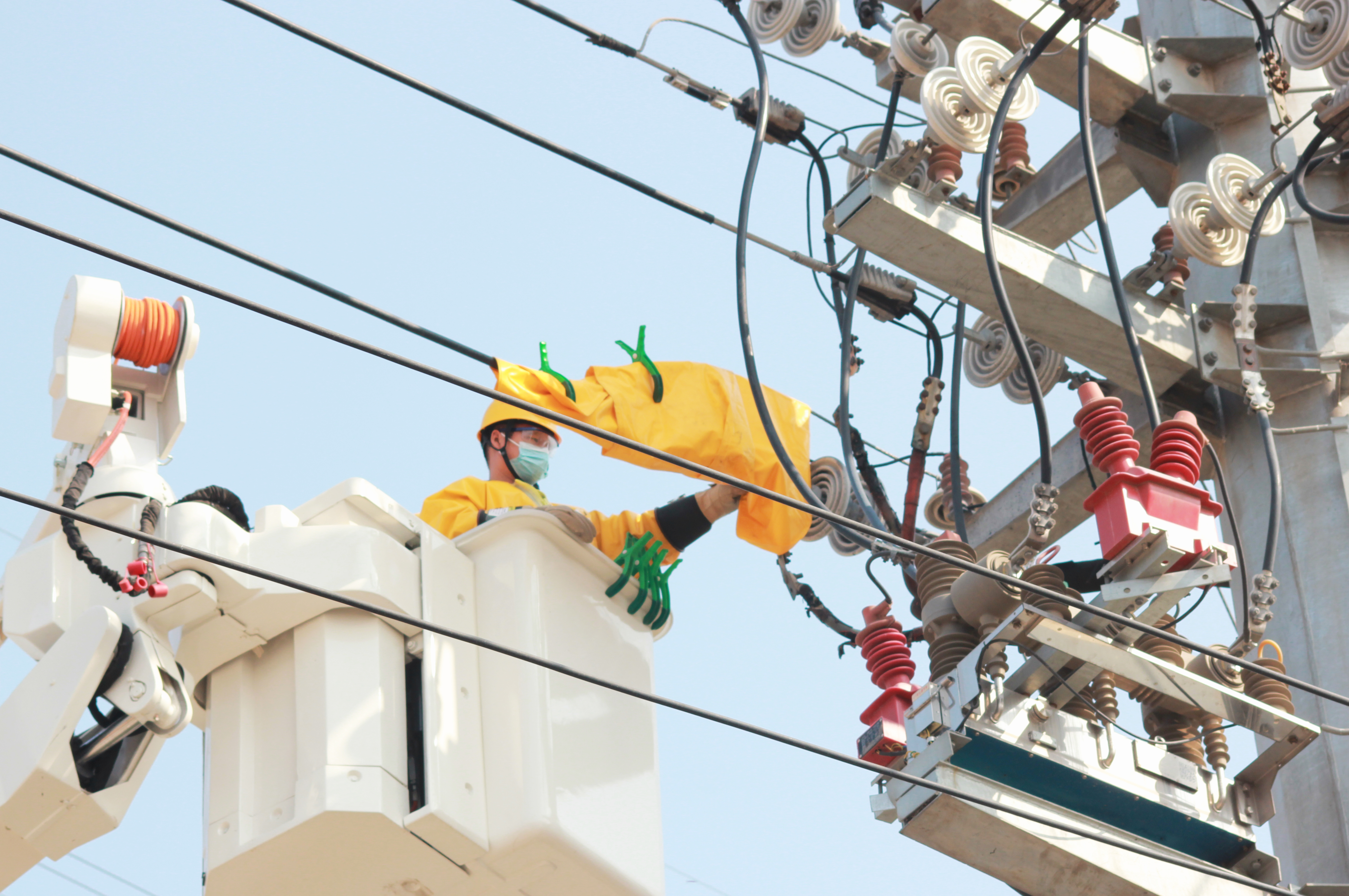 国网长葛市供电公司带电作业除隐患全力以赴保供电