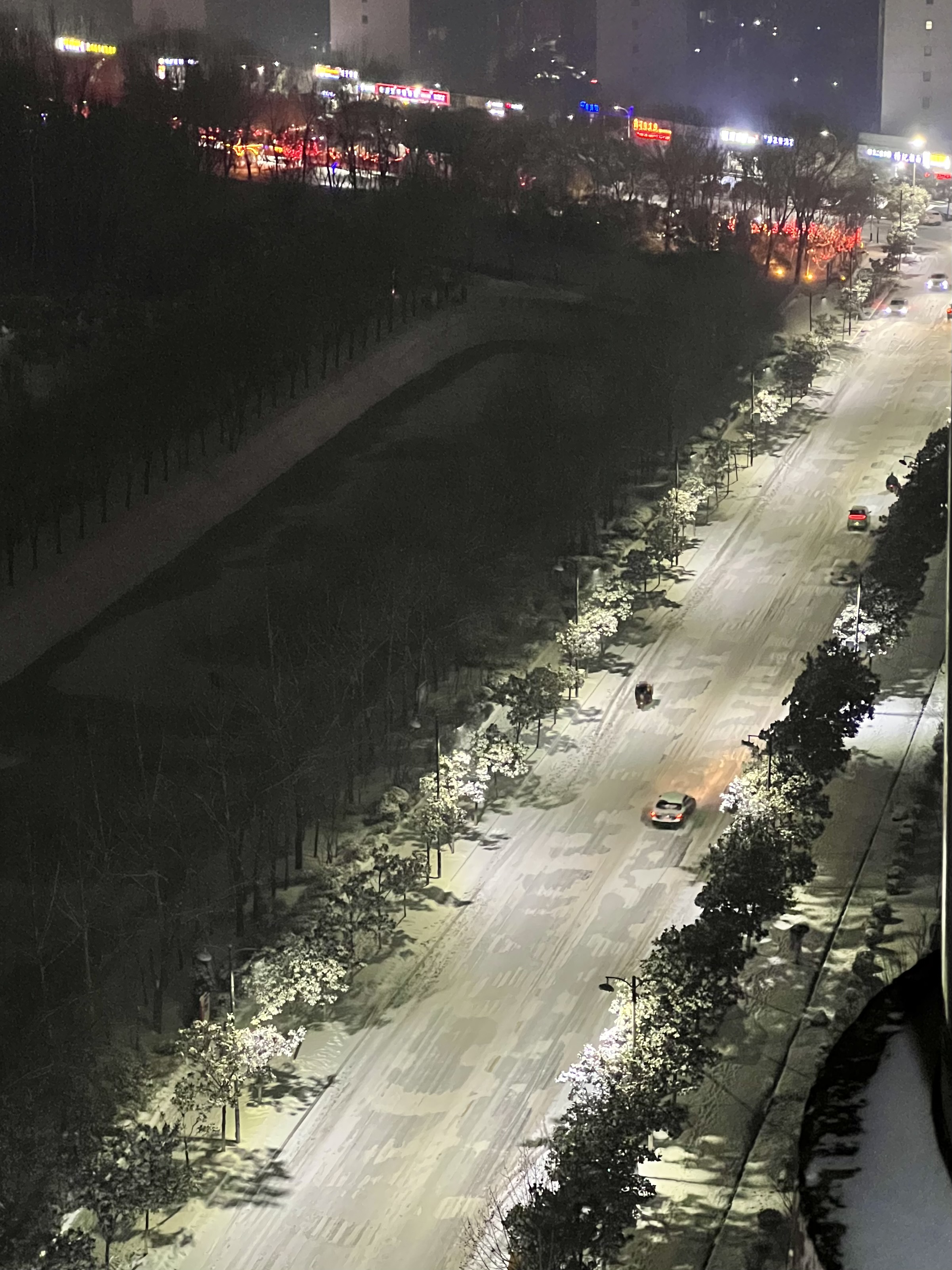 首页>长葛市融媒体中心>正文>2月4日晚9点降雪基本停止不少市民走出
