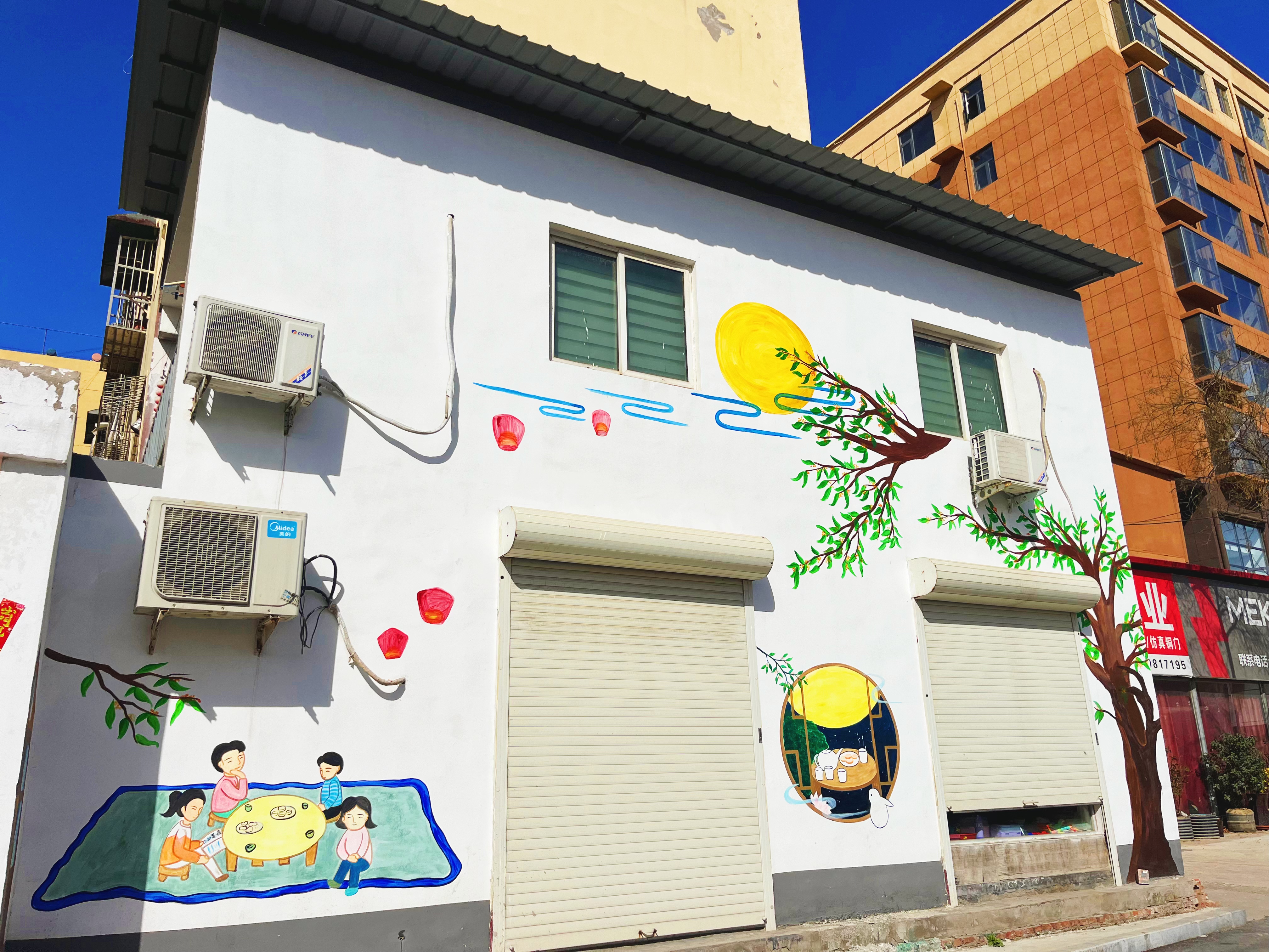 500多米老街,打造近百处"景点""这条街总长500多米,墙体彩绘共分为