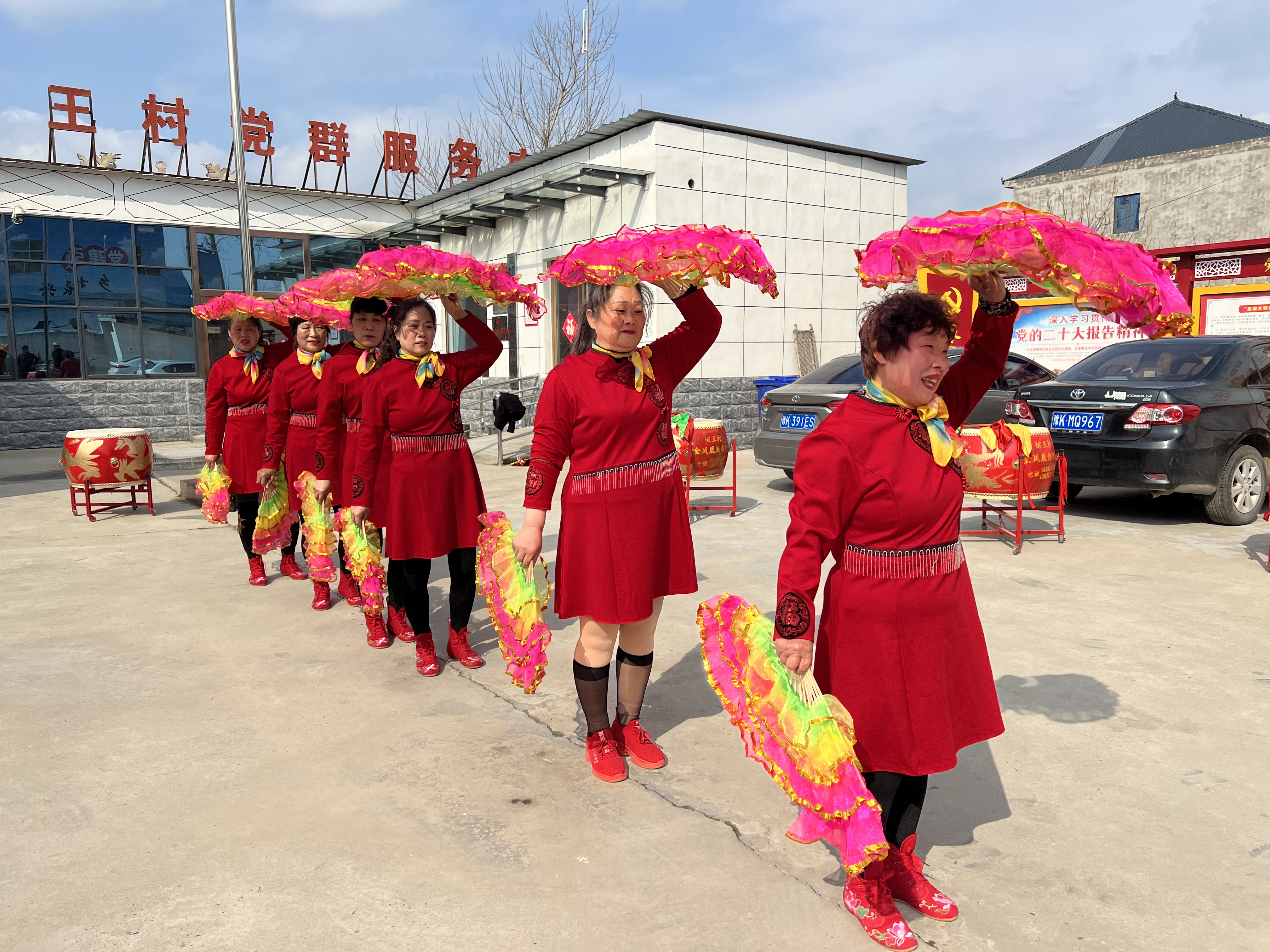 说起鼓谱,王富营教给队员们一个顺口溜:"一个驴嘴,三尺长,八个驴嘴装