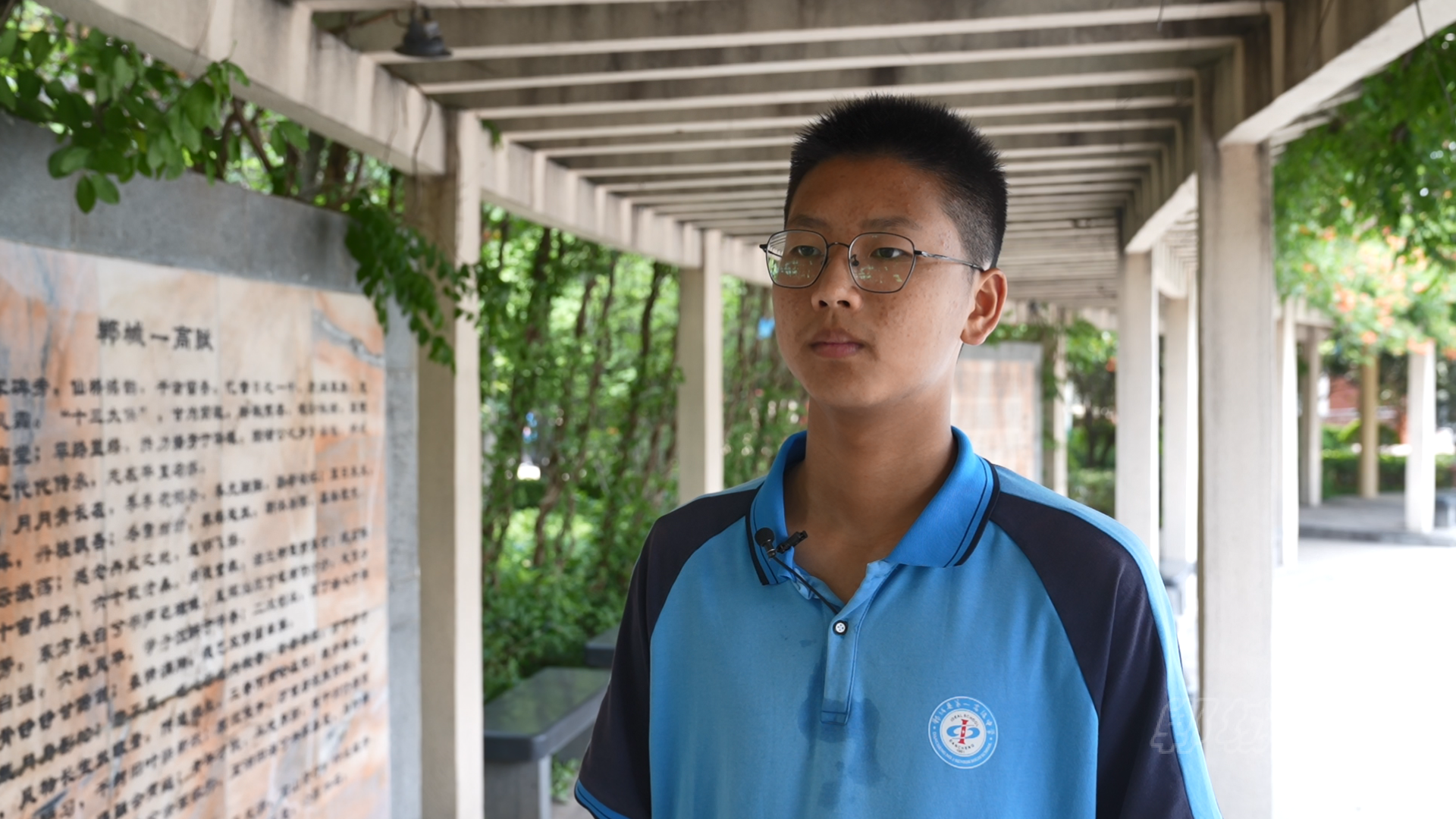 郸城一高学子勇救车祸被困司机