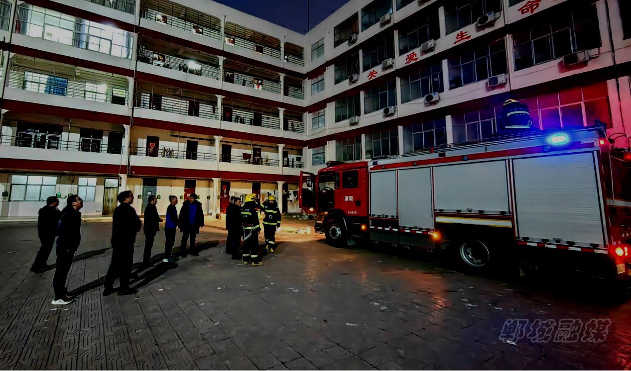 郸城县才源高中开展夜间消防疏散演练筑牢校园安全防线-大象网