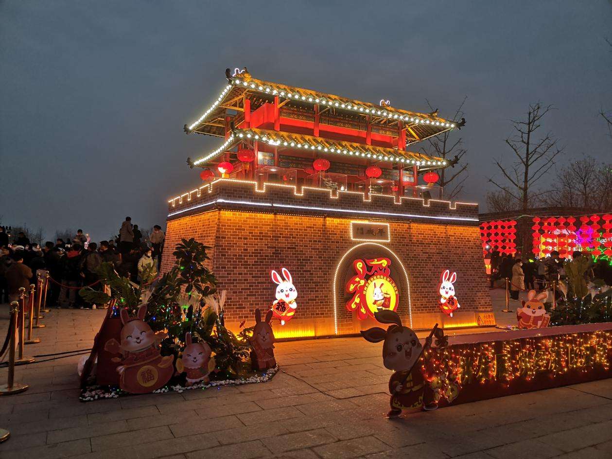 首页>云上河南>正文>邓州市"平城们"灯饰超萌可爱的玉兔灯饰腾空飞舞