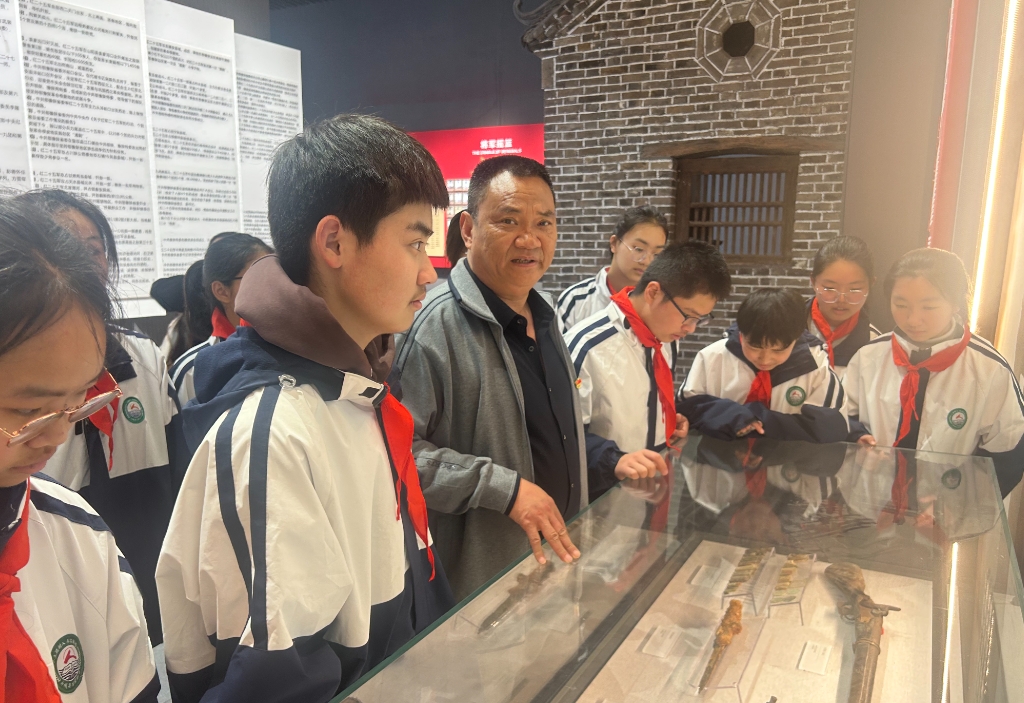 方城县实验初中开展"清明祭英烈"活动-大象网