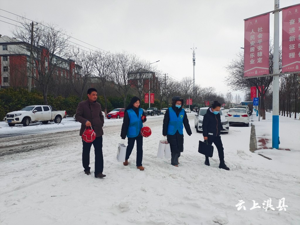 淇縣橋盟社工站雪中送溫暖把愛帶回家