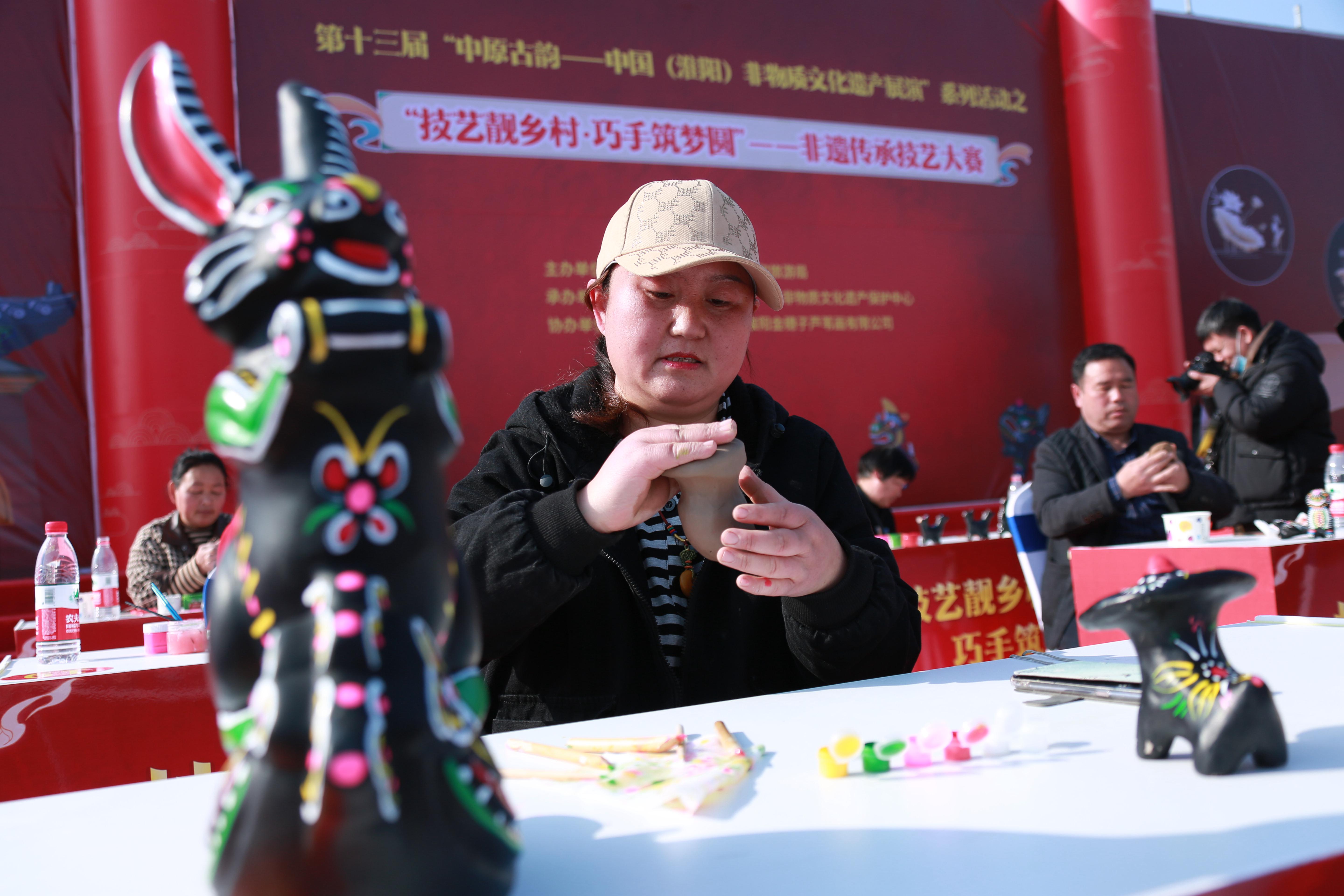 2023年3月7日，河南周口，参赛选手刘葆青正在第十三届“中原古韵-中国（淮阳）非物质文化遗产展演”系列活动之“技艺靓乡村•巧手筑梦圆——非遗传承技艺大赛”“泥泥狗制作技艺比赛”现场捏制泥泥狗。.jpg
