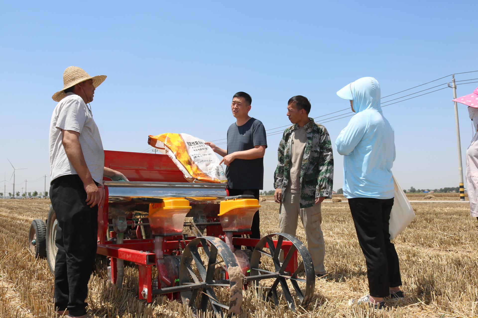 滑县王庄镇农民趁墒抢种忙科学种田赋能量