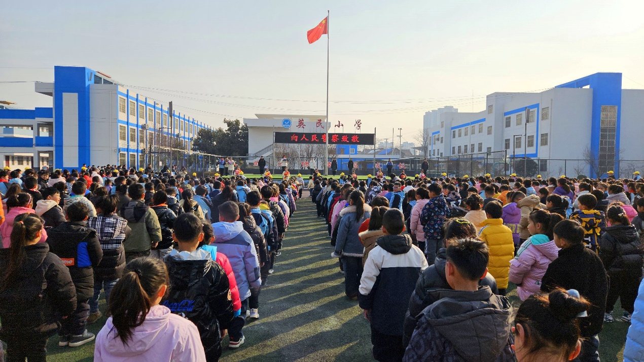 滑县锦和街道英民小学致敬人民警察感恩平安守护