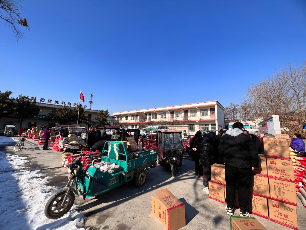 辉县市孟庄镇路固村春节送福利情暖群众心