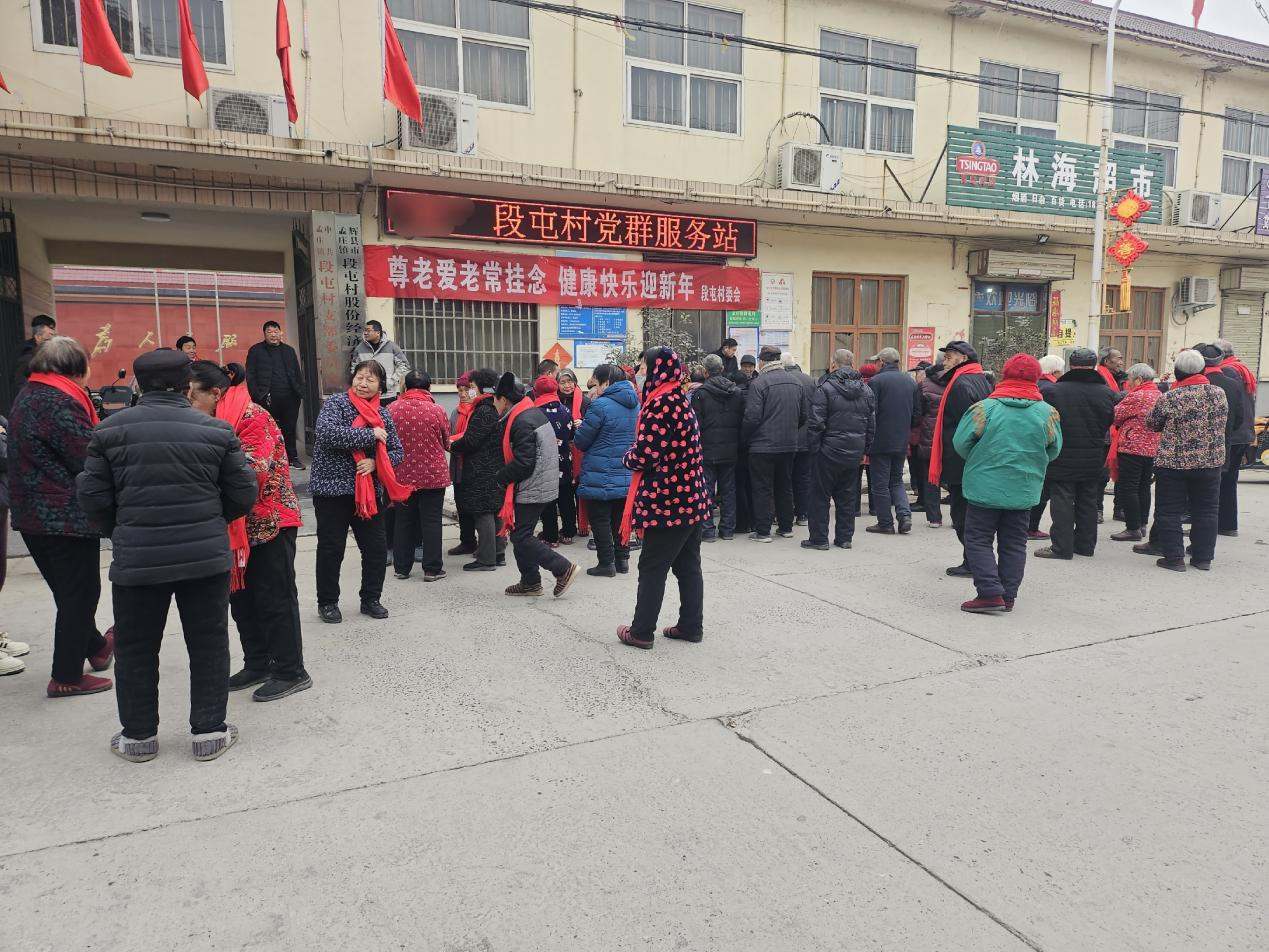 辉县市孟庄镇爱心红围巾温暖老人心