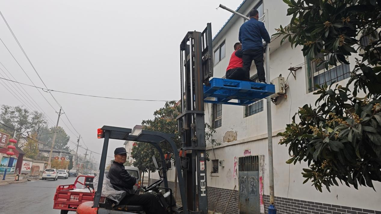 辉县市孟庄镇徐村:维修路灯 暖心守护