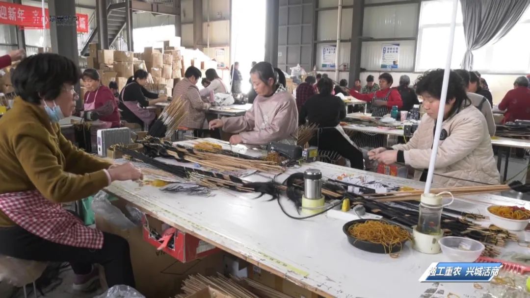 档发原材料(化纤丝)经过压曲,裁剪,配比,梳发等多个程序后,进行