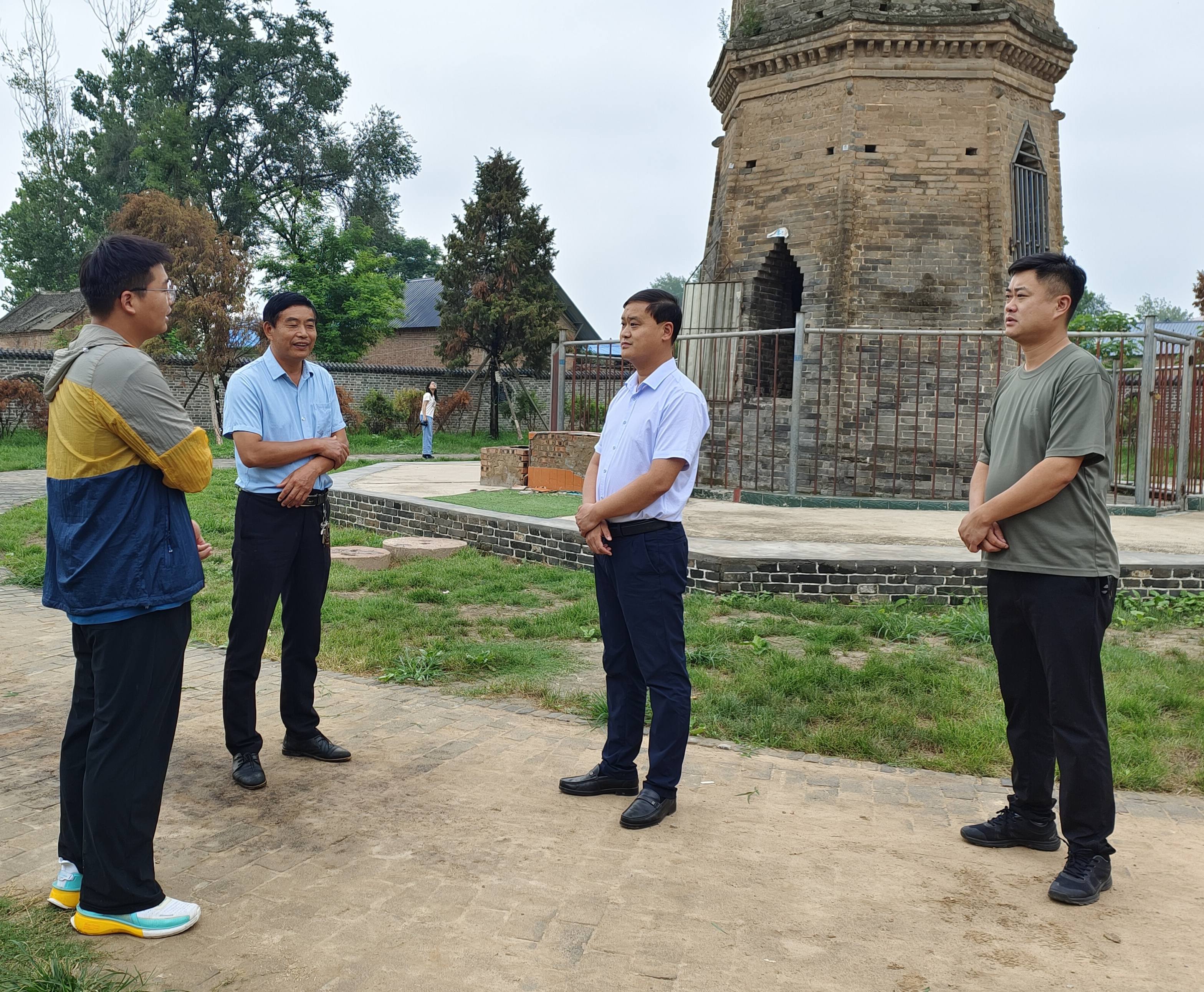 河南省文物建筑保护研究院工作队队长王广建深入杞县宗店乡调研工作