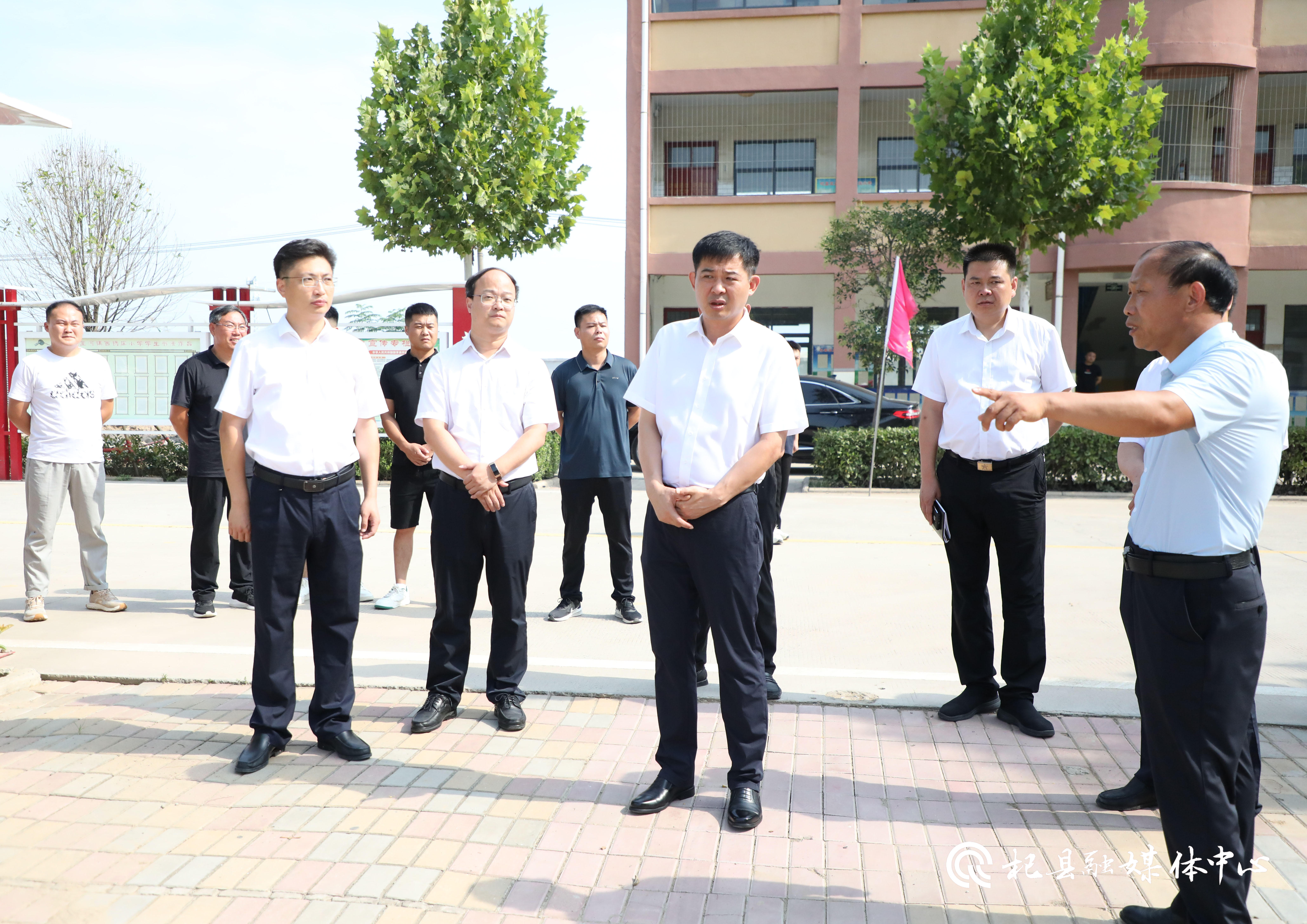 杞县县委书记戴继田深入到五里河镇西杨庄小学调研教育教学工作