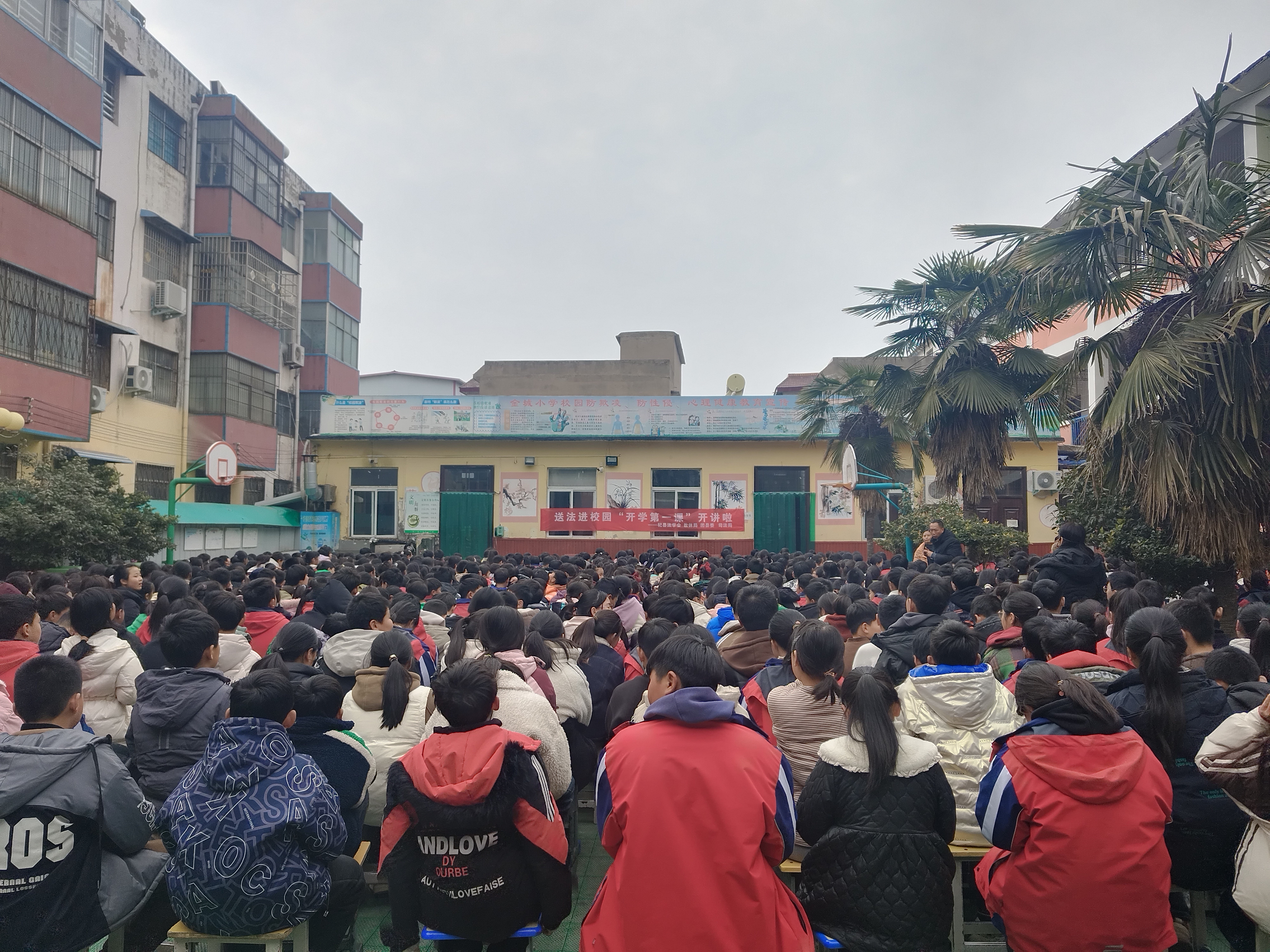 首页>杞县融媒体中心>正文>报告会后,进行了赠书仪式,为师生们发放了