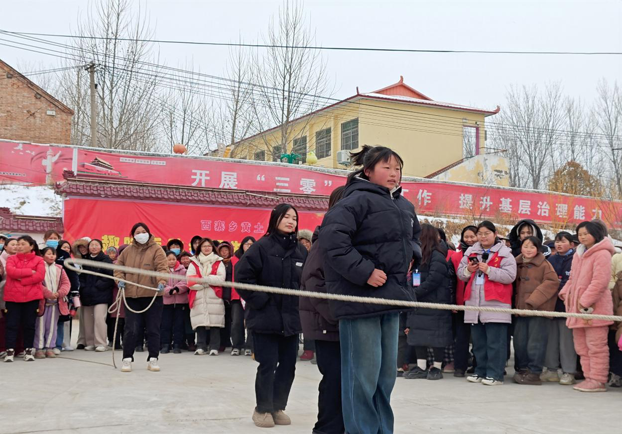 杞县西寨乡大学生志愿者助力村民趣味运动会