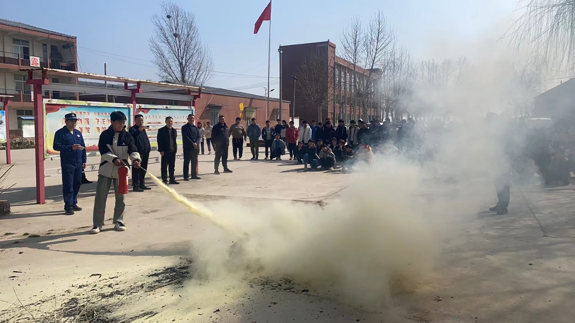 杞县湖岗乡:开展校园消防安全演练-大象网