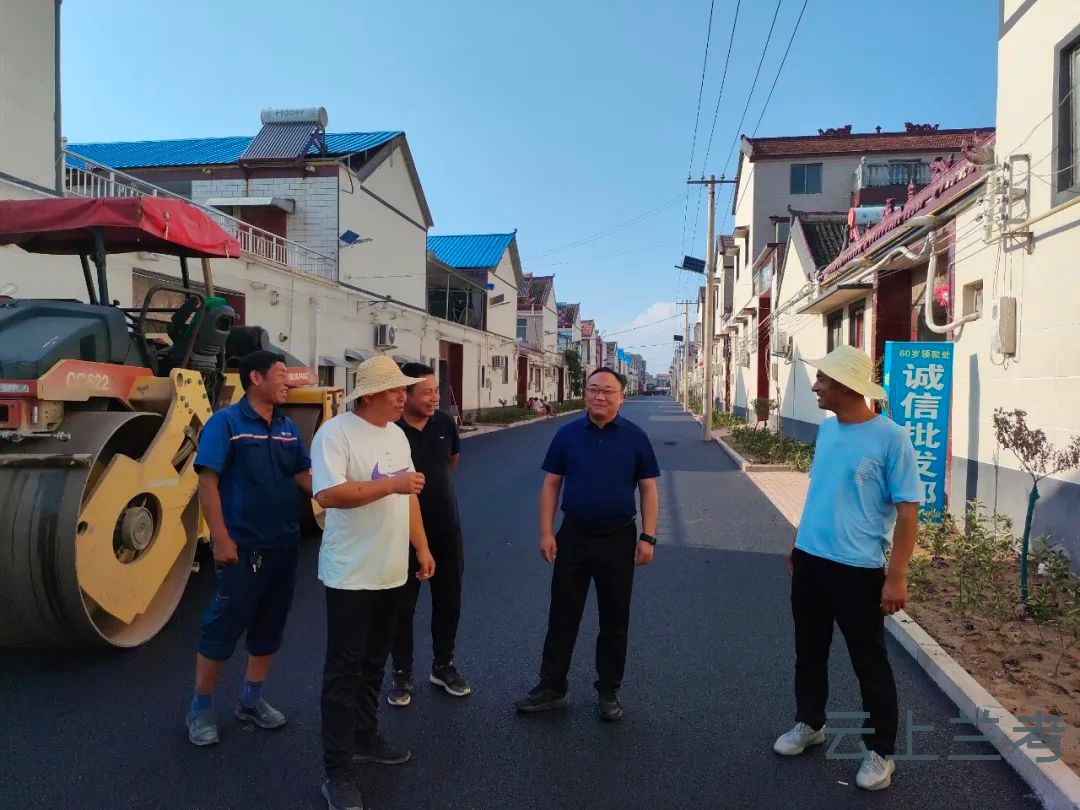 兰考县谷营镇铺设柏油路助力美丽乡村建设