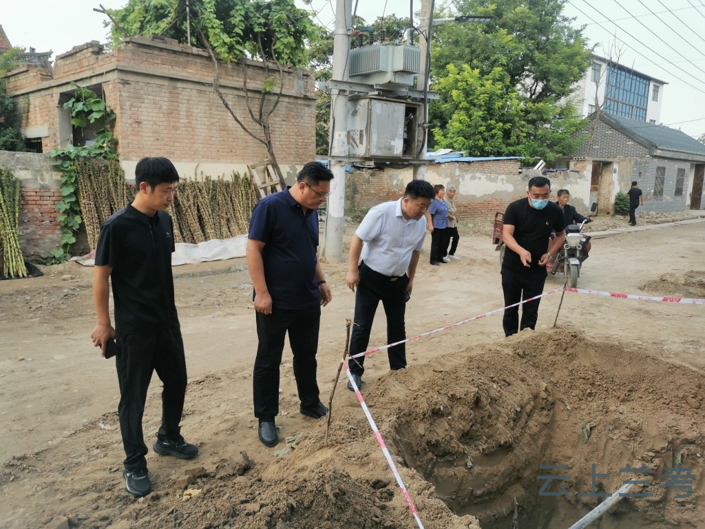 兰考县领导李建平到古寨村指导美丽乡村建设强弱电入地工作