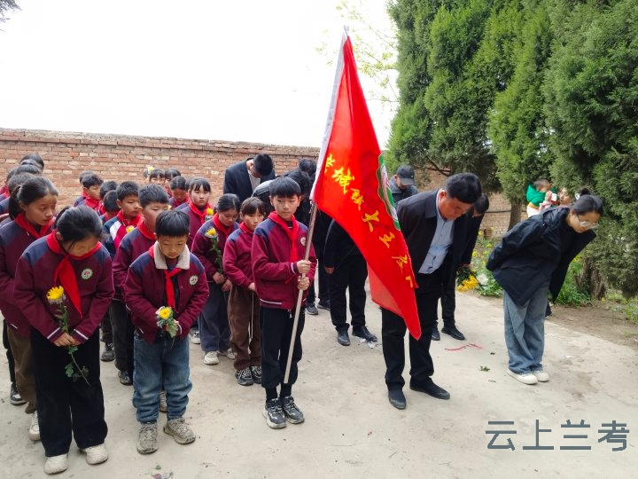 兰考县考城镇:开展"清明祭英烈 国防在心中"缅怀祭扫活动-大象网