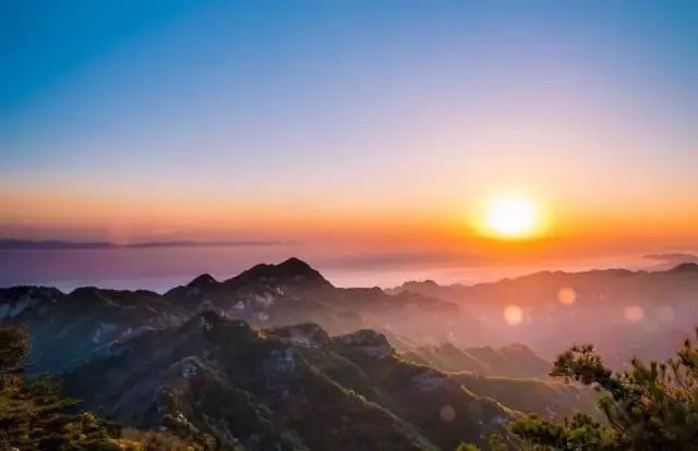 头顶碧蓝天空,回到大自然的怀抱,呼吸新鲜空气,看群山云海,赏黎明日出