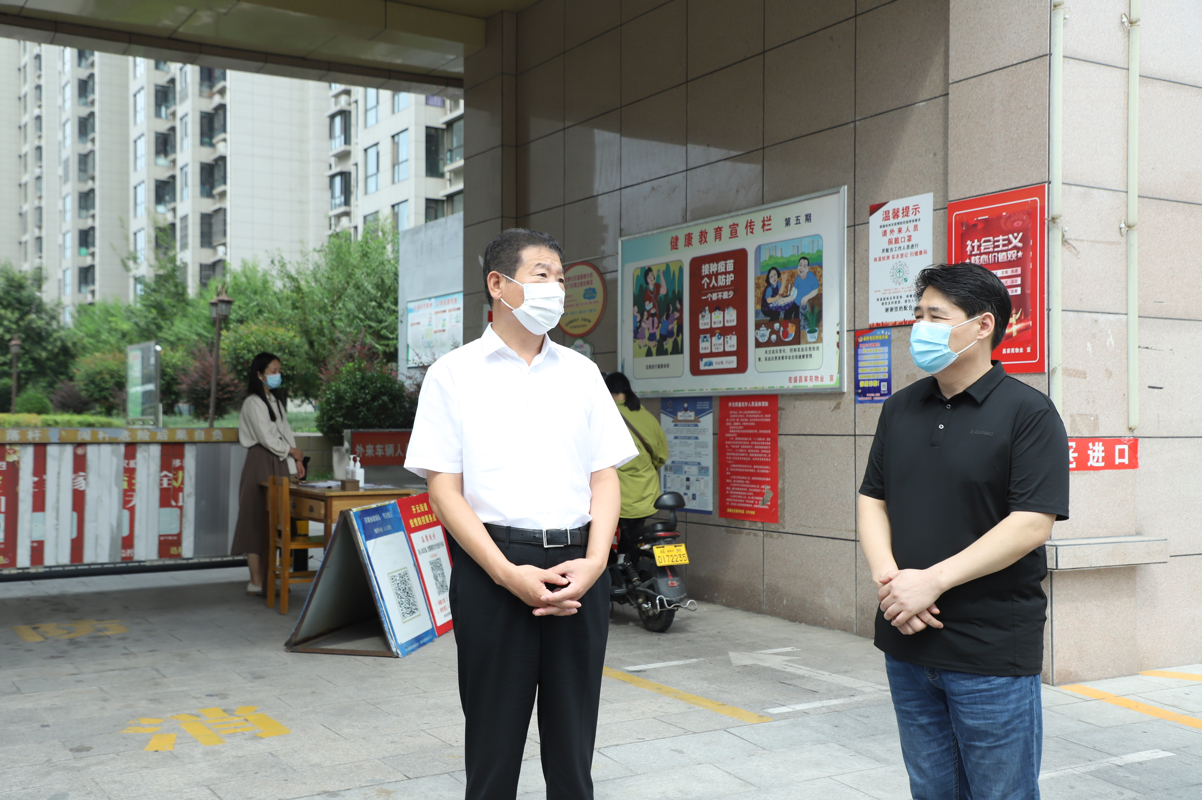 首页>云上河南>正文>在宏盛昌家苑小区,王宝玉要求,要进一步强化村