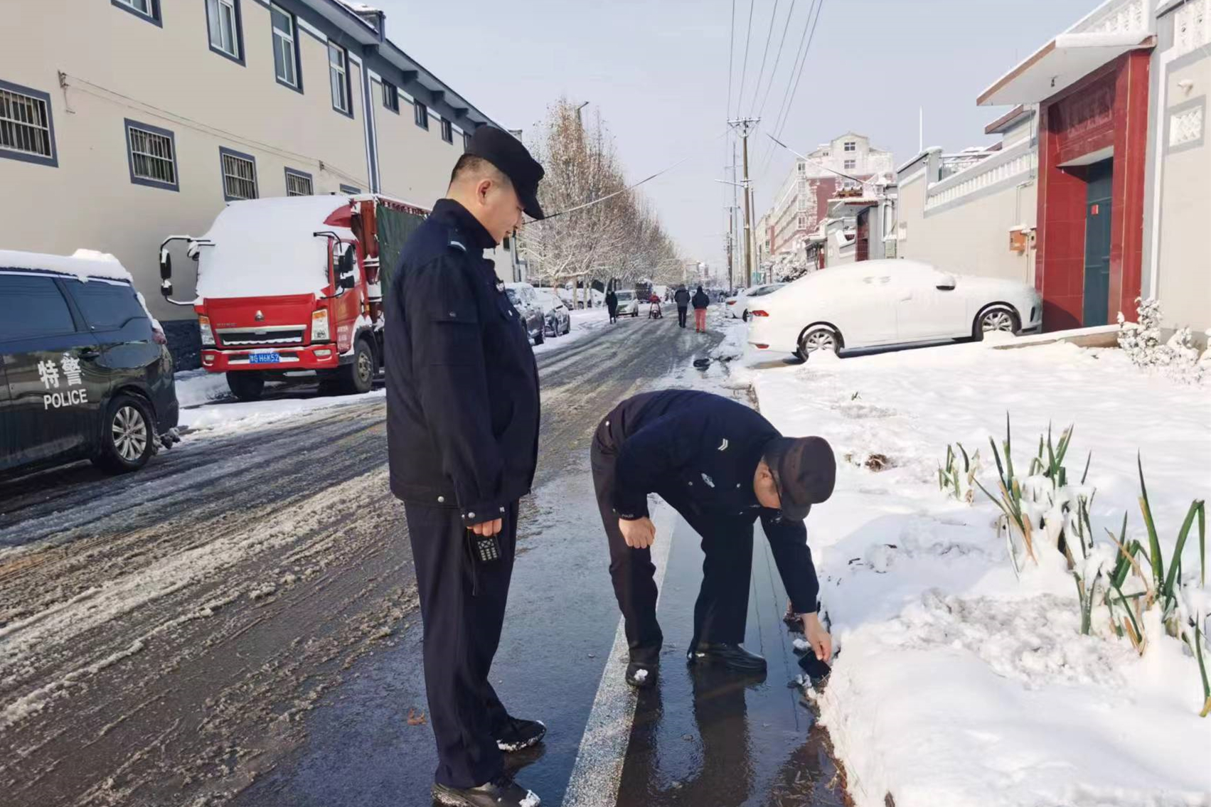 特巡警大队巡逻队员在雪地中帮群众找回丢失的手机 (2).jpg