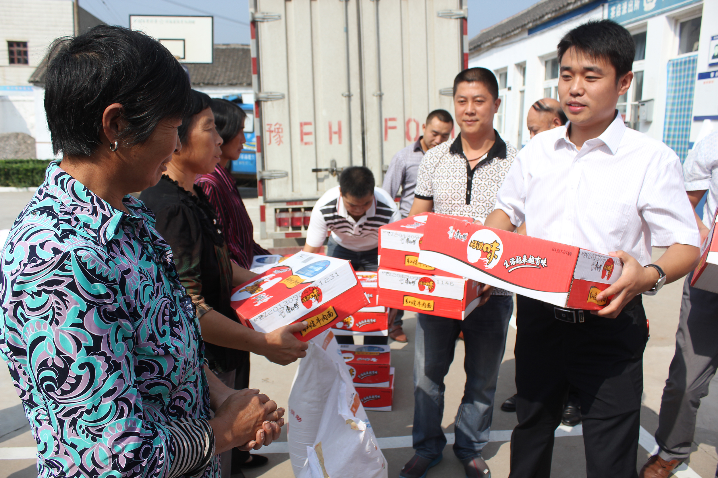 在带动园区发展的同时,张栋豪还积极参加助学,助老