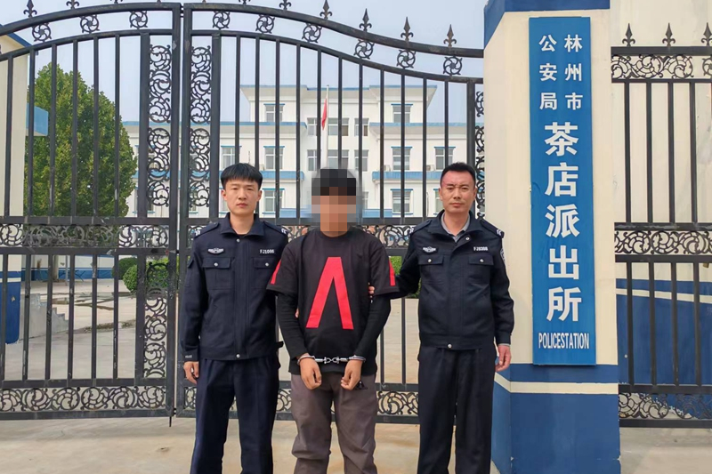 10月15日晚,林州市公安局龙山派出所民警在太阳国际周边开展例行巡逻