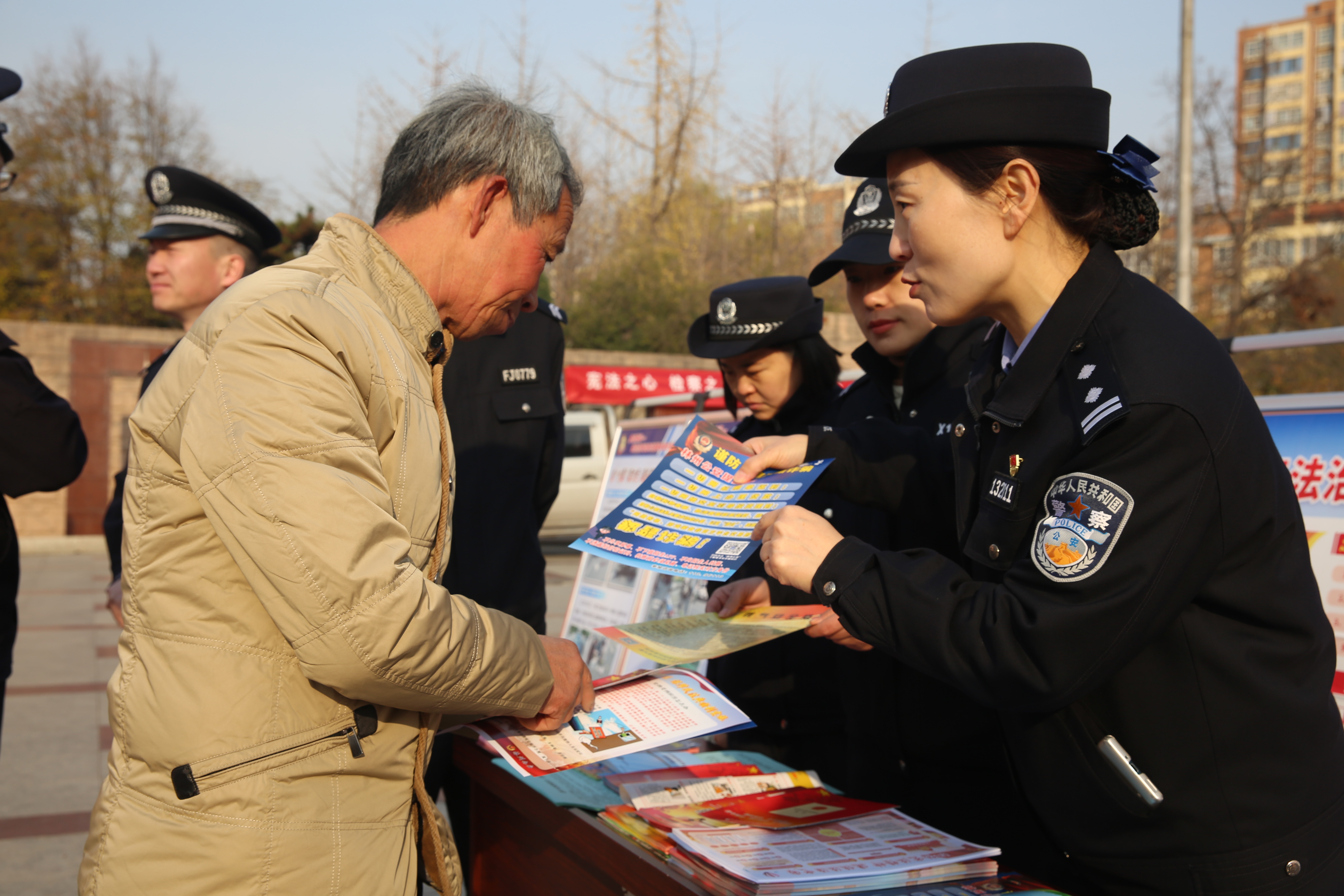 林州市公安局参加全市"12.4"国家宪法日宣传活动