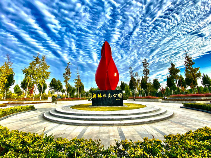 在河南省商丘市民权县奥林匹克公园,天空上团团白云像棉花糖一样挂在