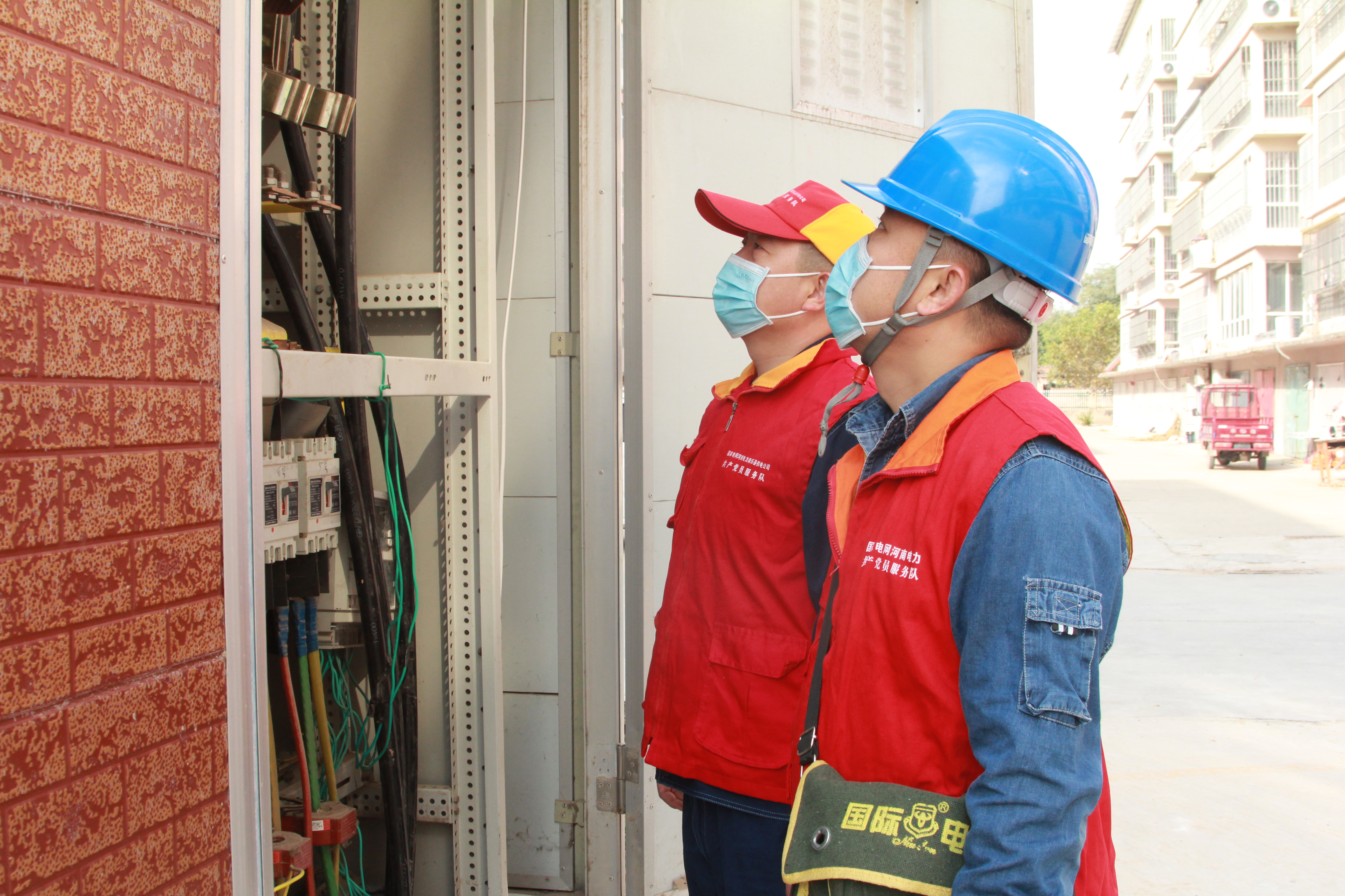 国网南乐县供电公司红马甲问诊撑起电力安全伞