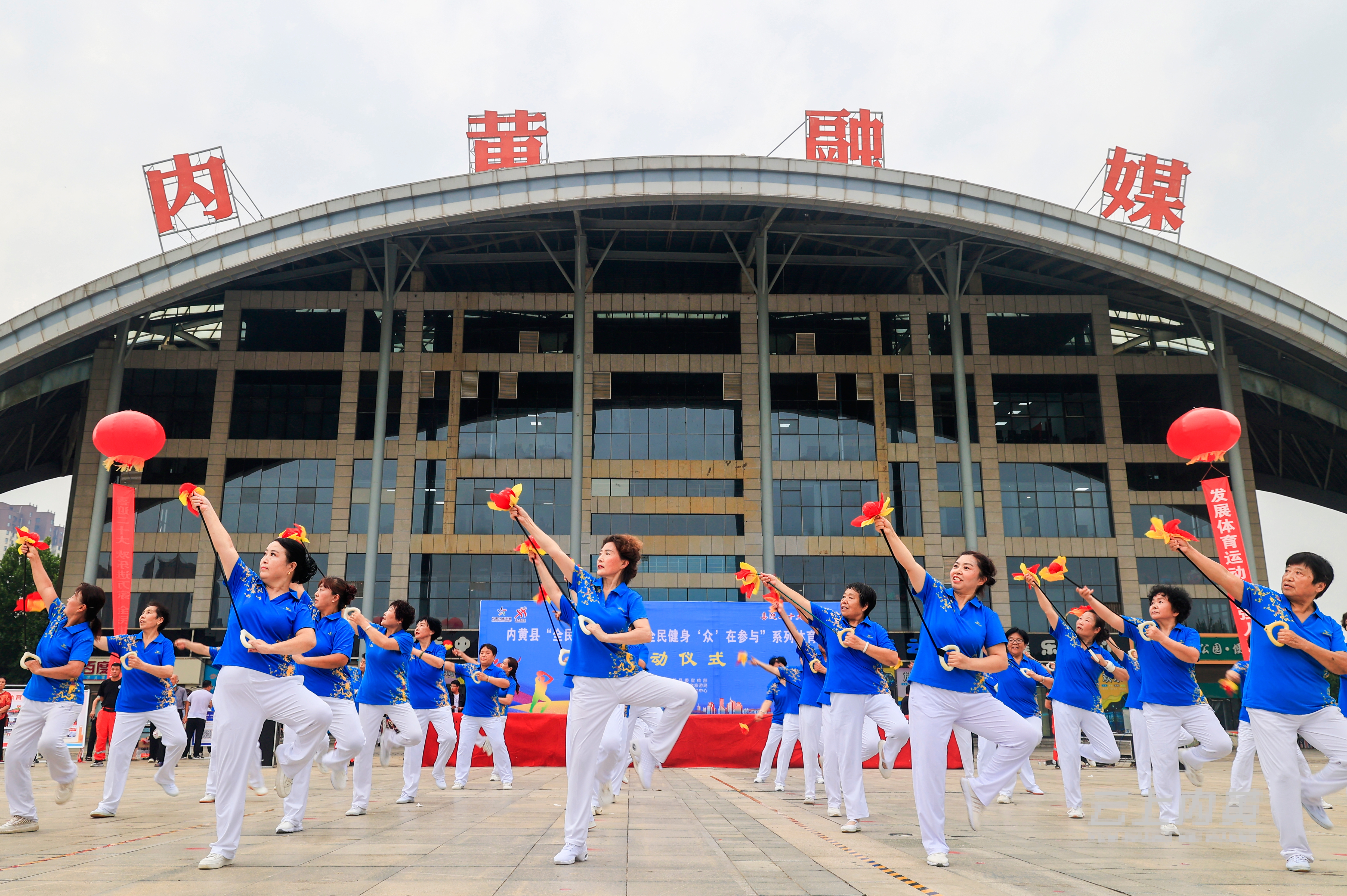 县委常委,宣传部部长,副县长曹卫彬宣布内黄县"全民健身日"暨"全民