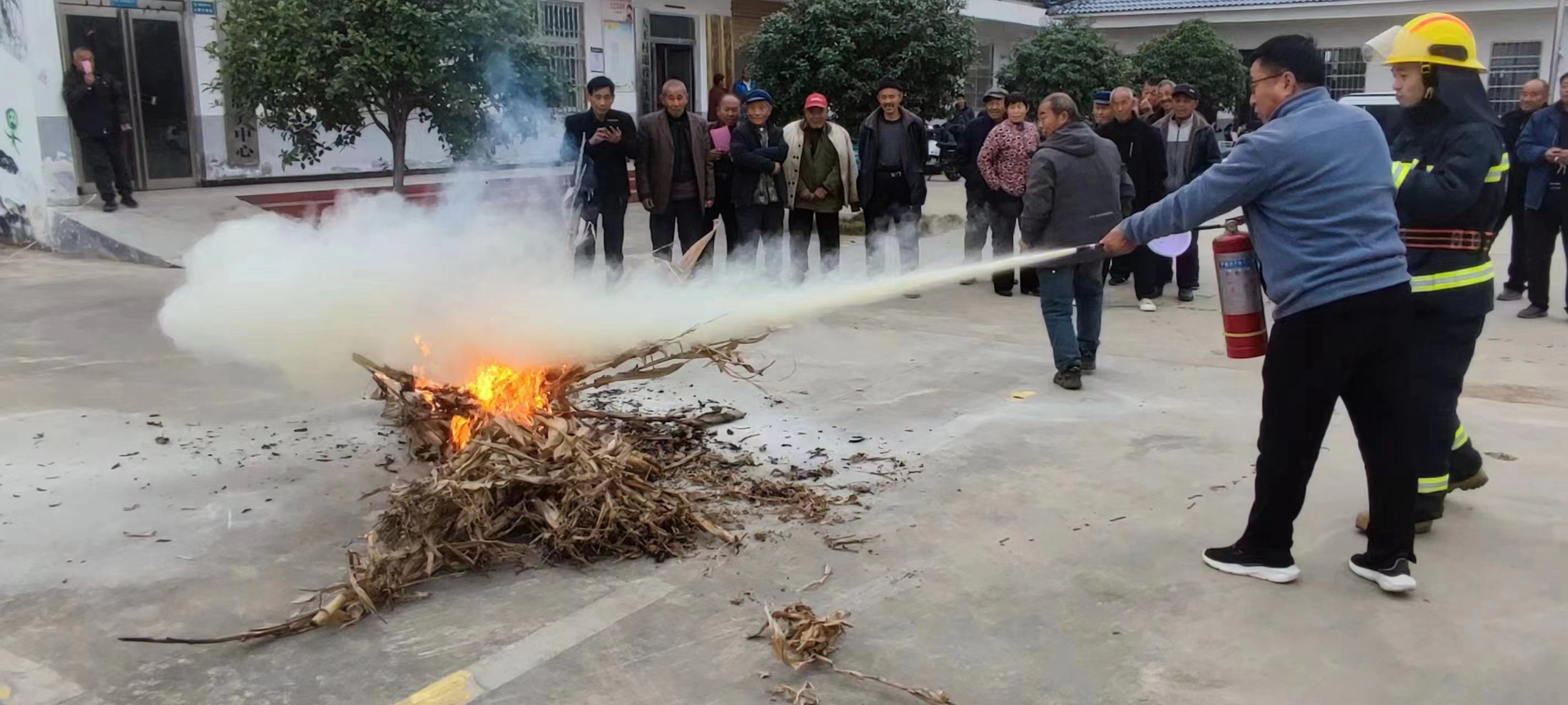 平舆县射桥镇宣传演练进村委拉紧消防安全线