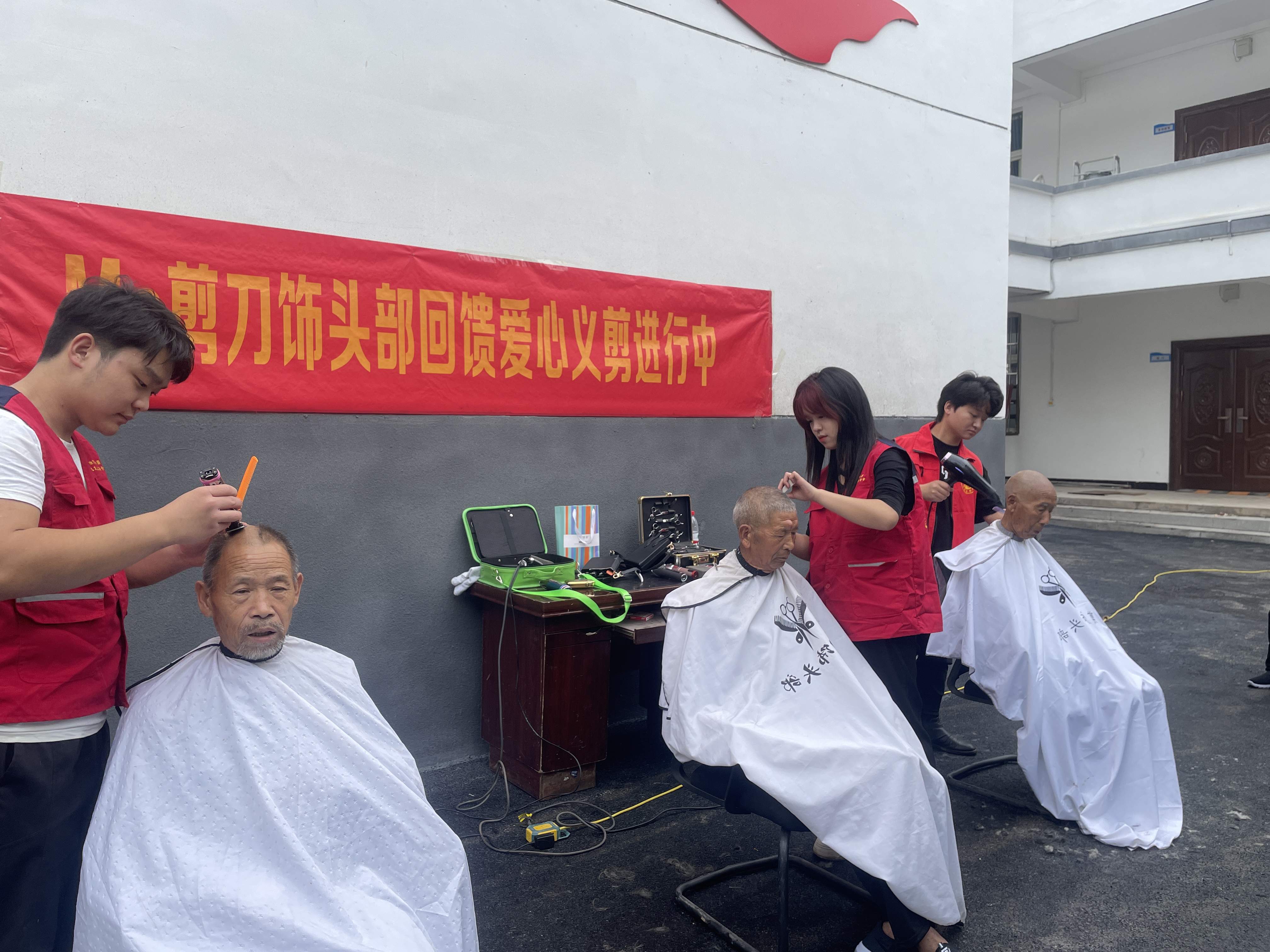 汝阳义剪送温暖服务从头起