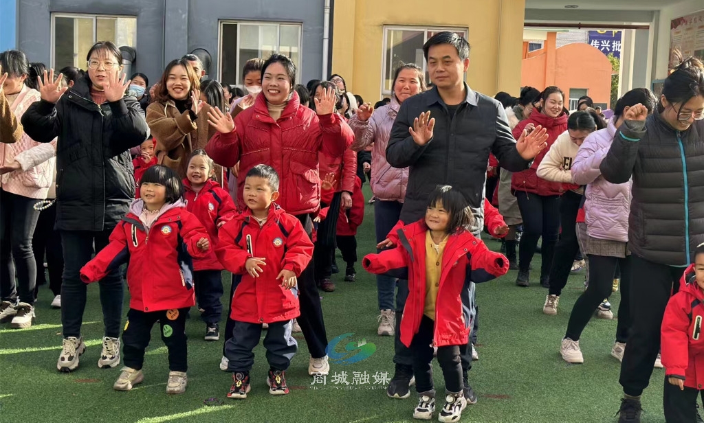 本次趣味亲子运动会设置了"匍匐前进""螃蟹爬""我是大力士""同心协