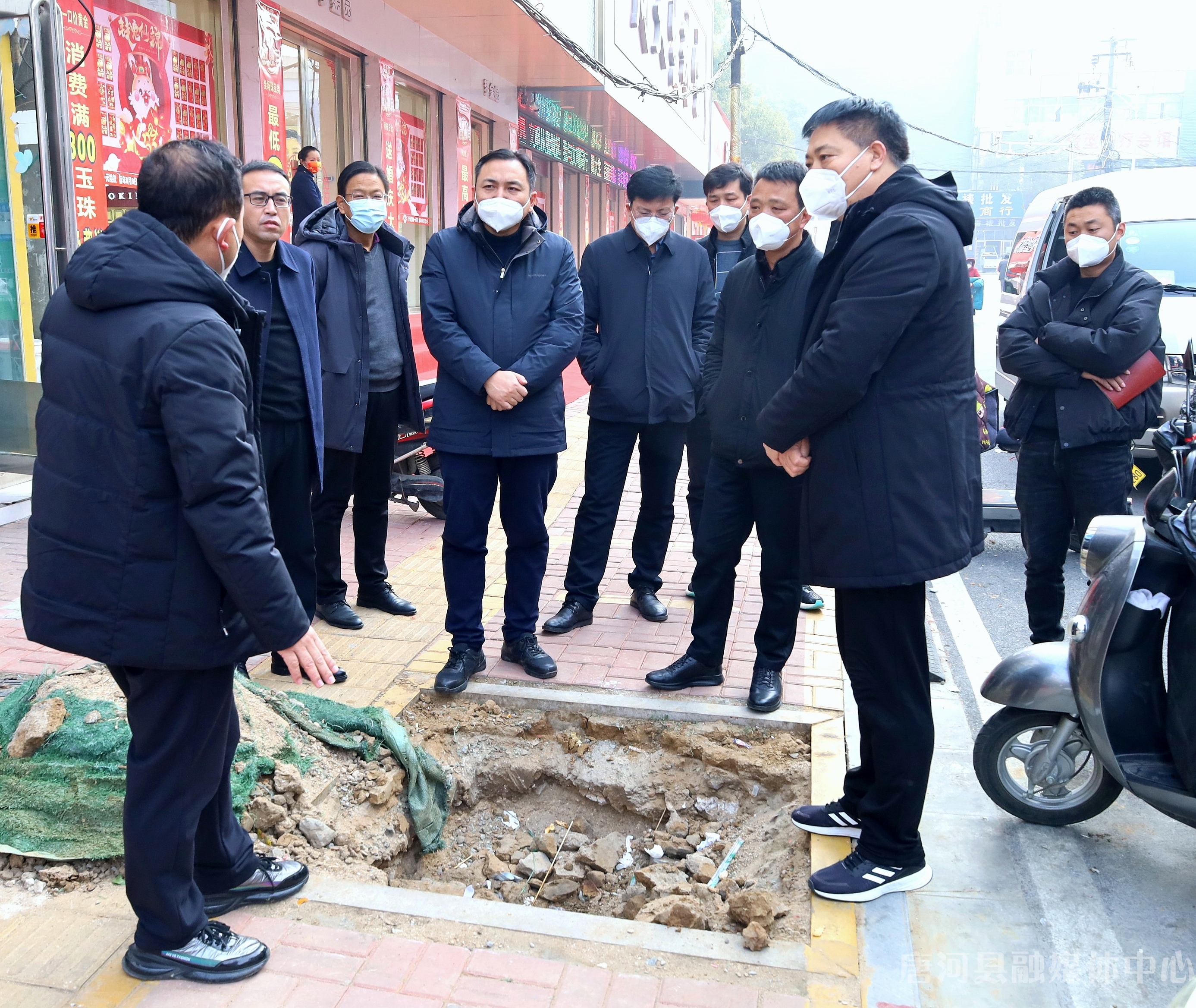 唐河县县长乔国涛就道路绿化工作现场办公