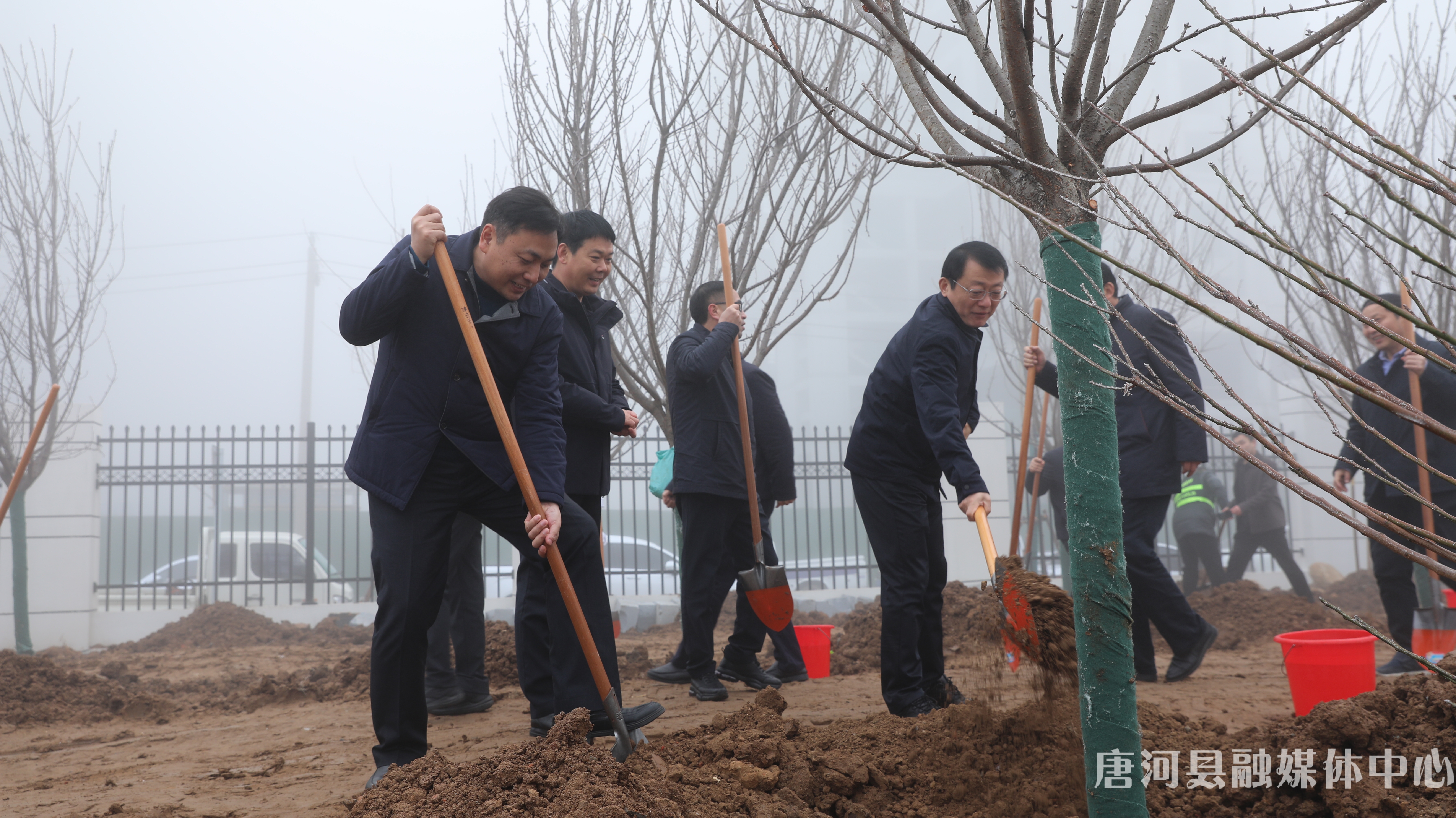 人勤春来早植绿正当时--县委书记贺迎参加2024年义务植树活动 (1).jpg