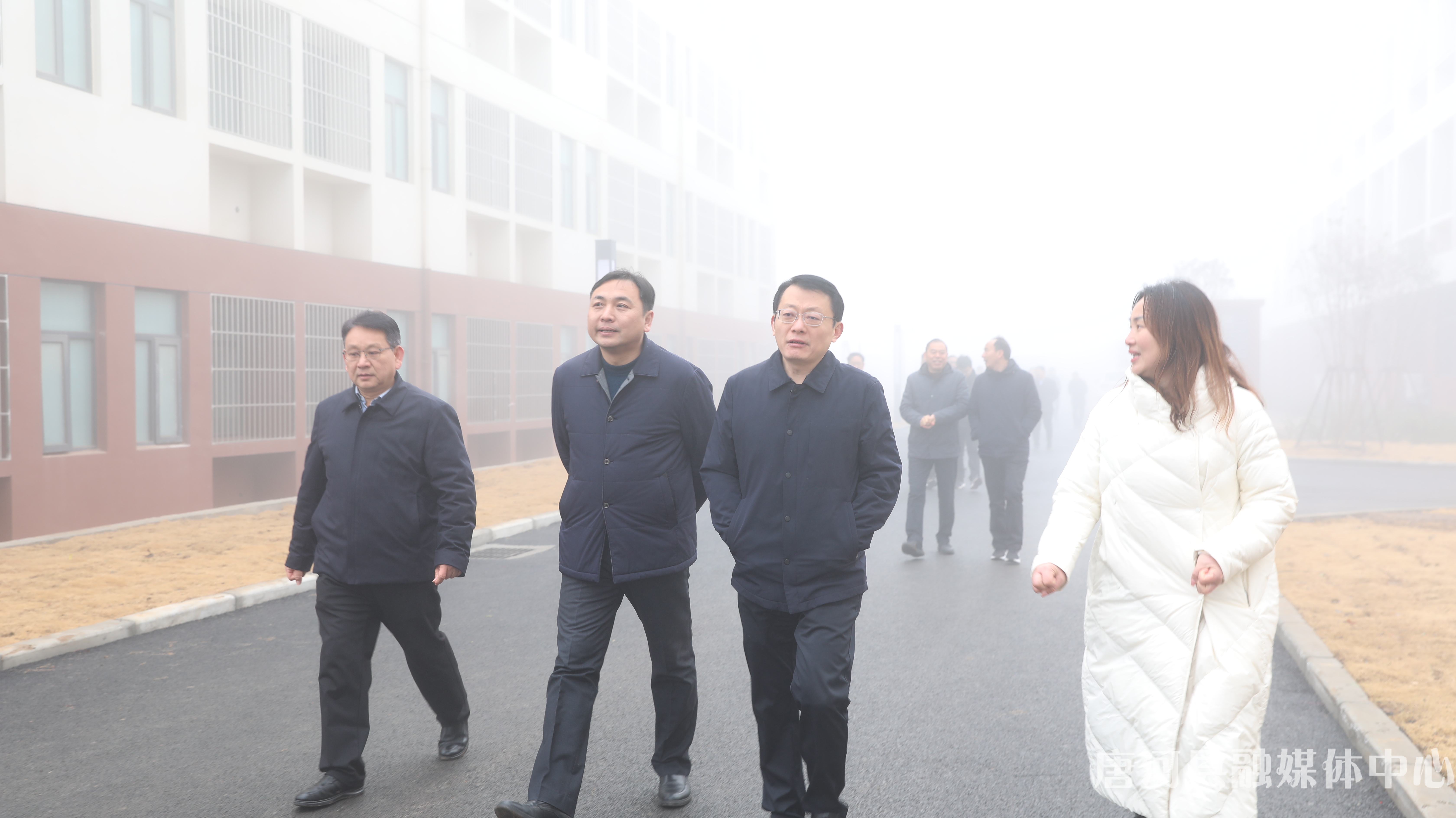 人勤春来早植绿正当时--县委书记贺迎参加2024年义务植树活动 (2).jpg