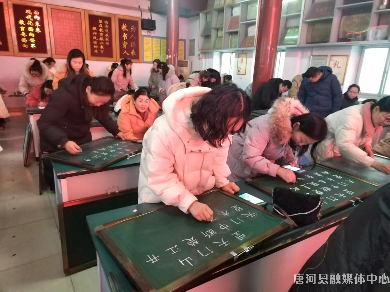 唐河县第一小学举行书文明话传承师生书法比赛活动