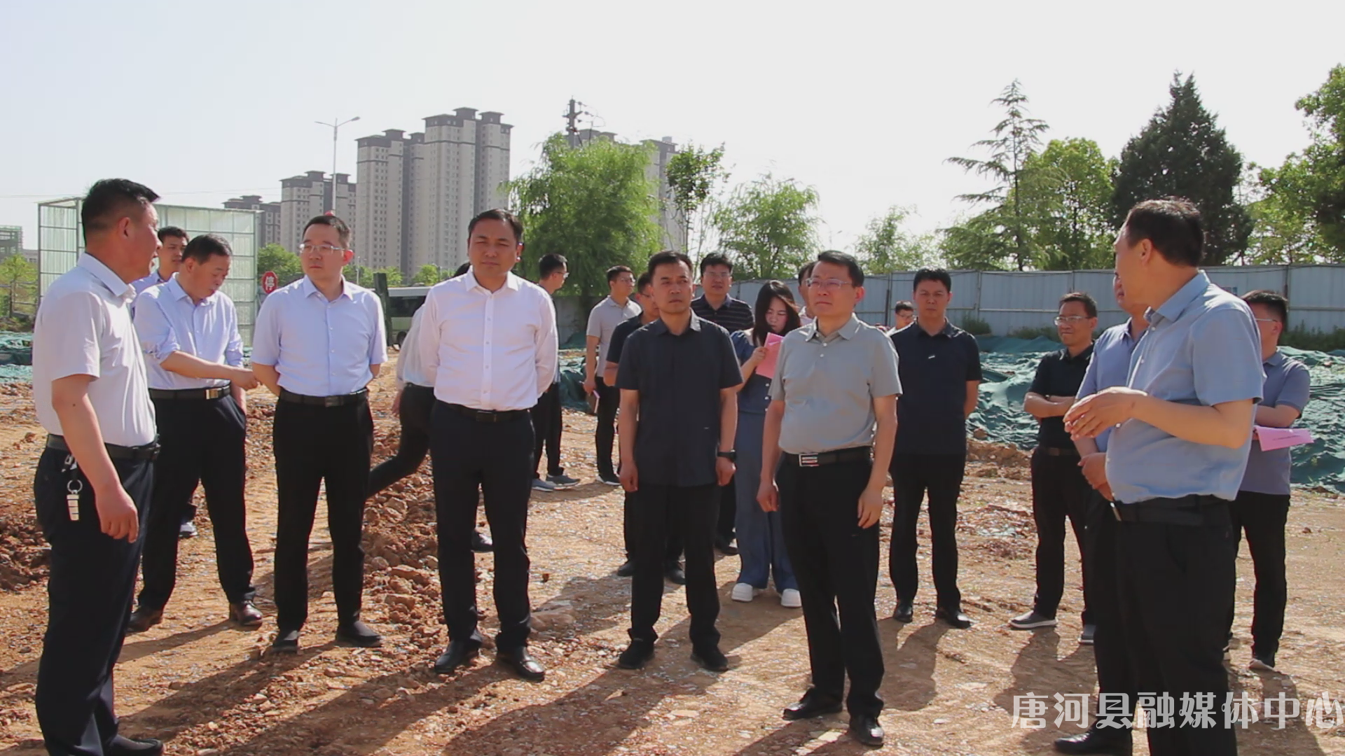唐河：县委书记贺迎就全县城建类专班项目现场办公 (1).png