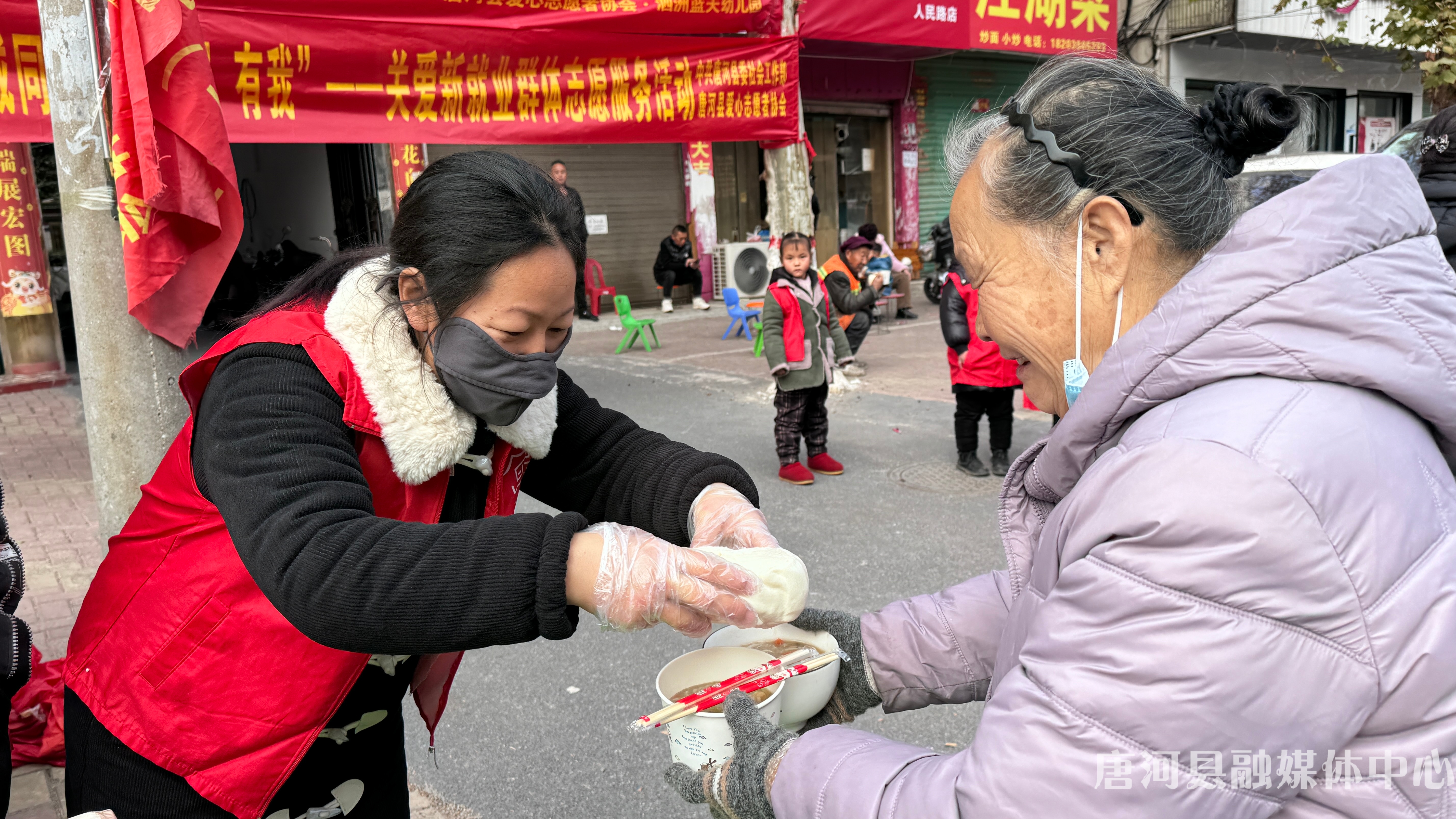 唐河：浓情腊八节 温暖唐河城 (2).jpg