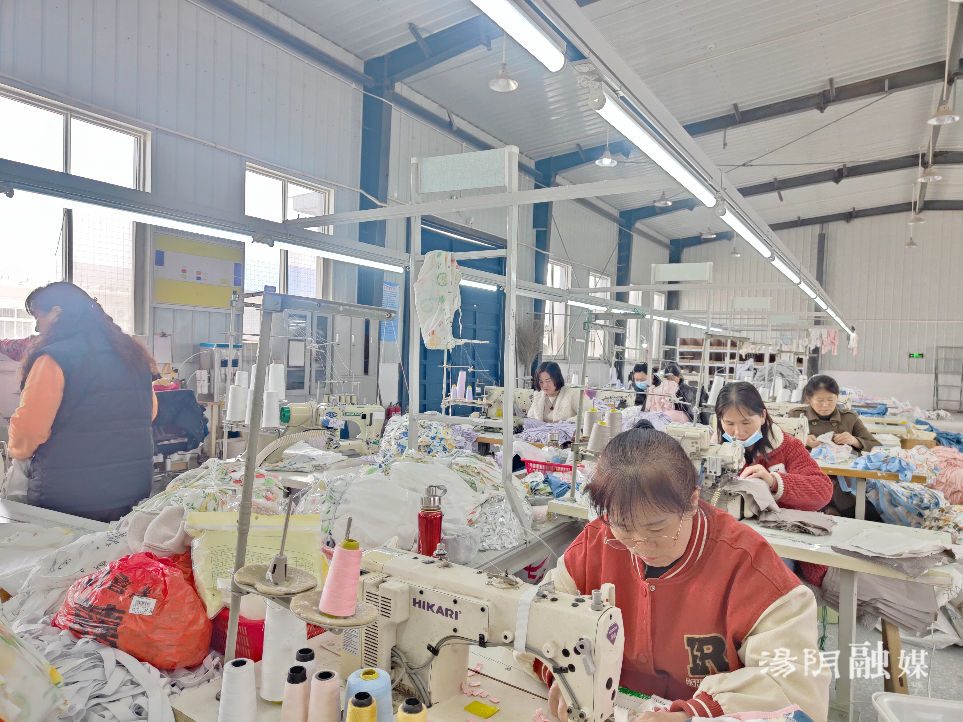 现在这里成了一家服装加工厂."谈起村里的情况,付秀芬如