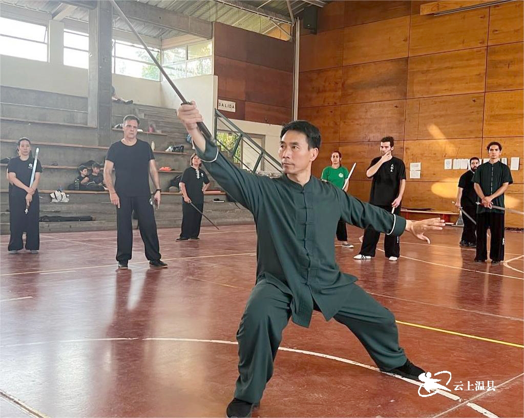 陈炳教拉雷纳的市长帕拉学太极剑