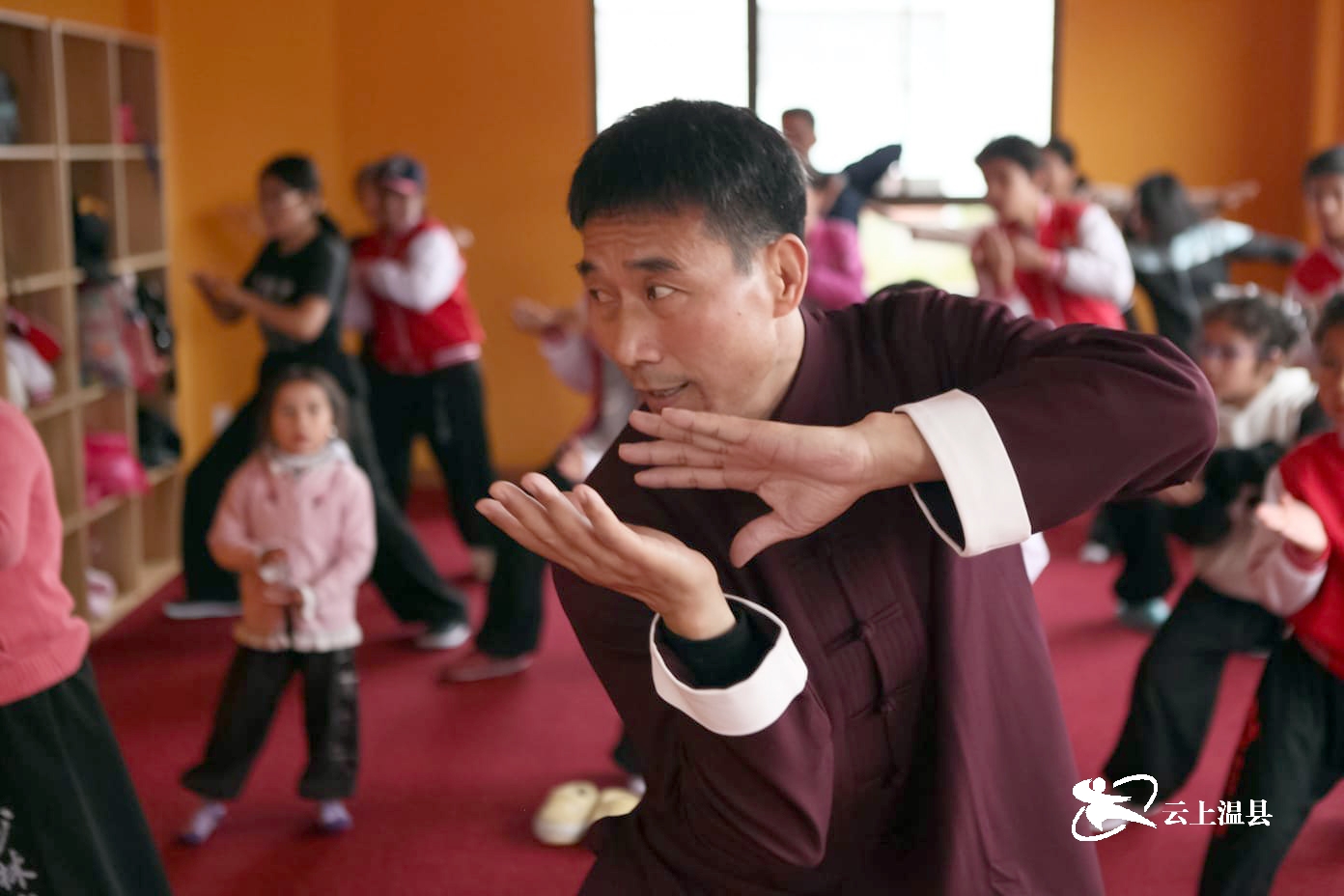 陈炳向阿根廷学员教授太极拳"我很骄傲地强调,联合国教科文组织指定了