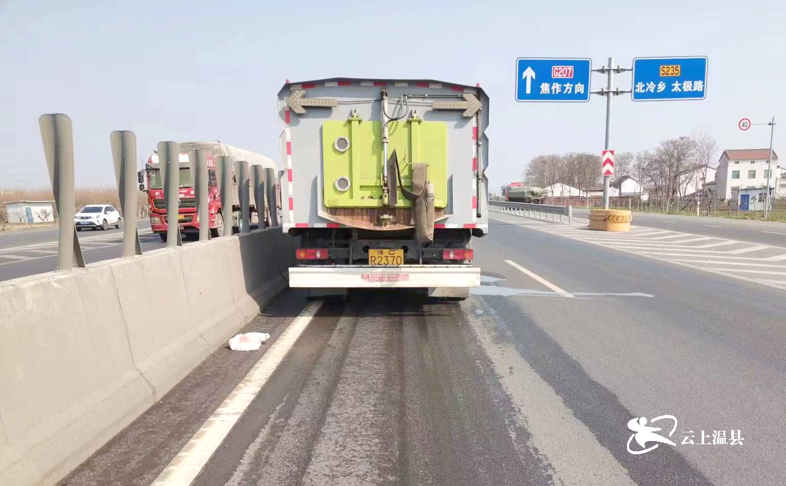 连日来,温县抢抓春季养护有利时机,组织人员和机械,以国道g207,省道