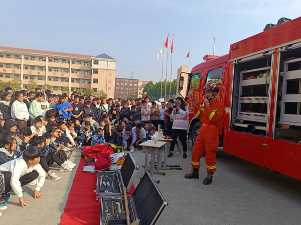 近日,舞阳县消防大队走进育才实验学校开展消防安全进校园活动,让