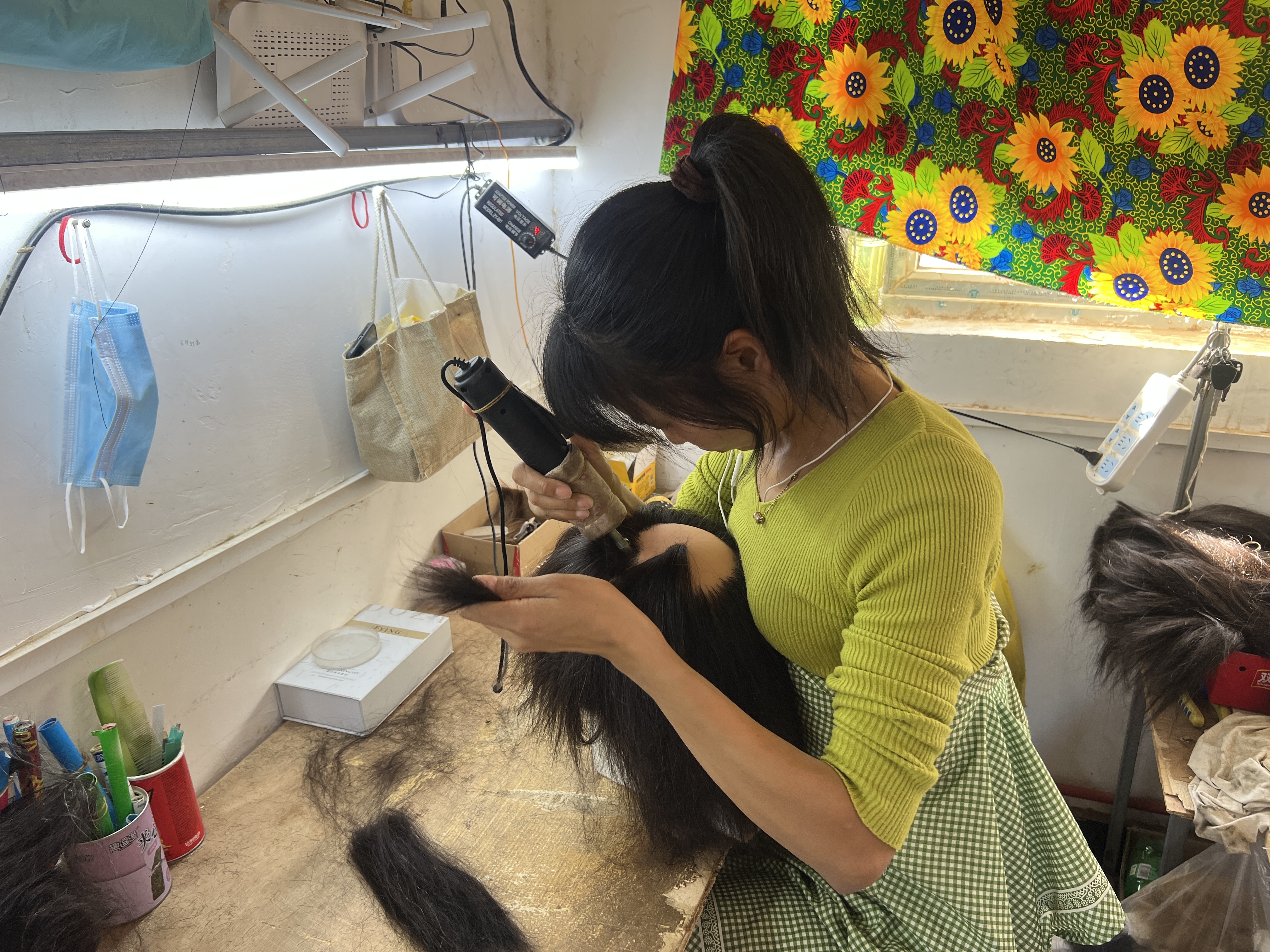 舞阳县小小假发厂编织幸福生活