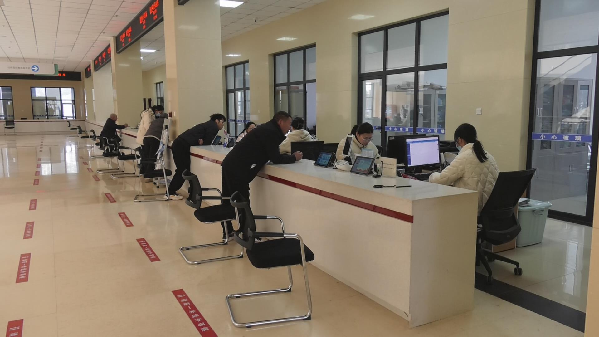 "上午9时,记者走进县政务服务中心看到,大厅